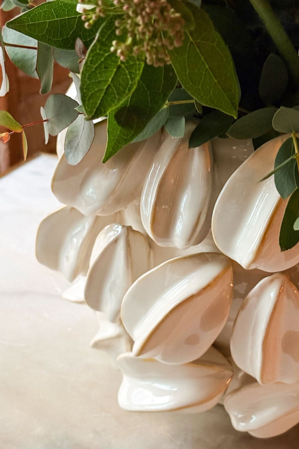 Detalle Jarrón Blanco Con Diseño De Carambolas En Relieve Cristina Oria 