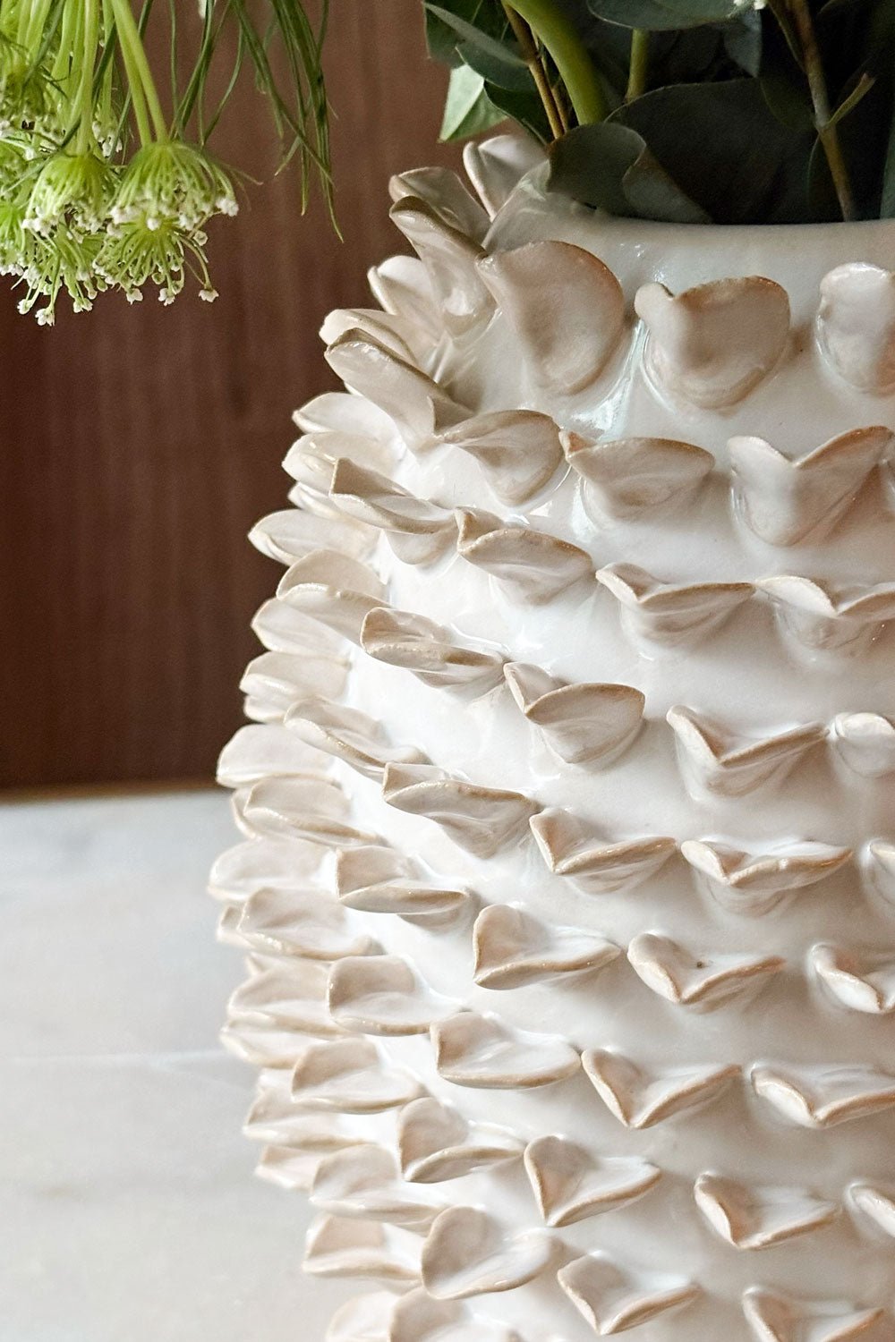 Detalle Jarrón Blanco Con Diseño De Hojas En Relieve Cristina Oria