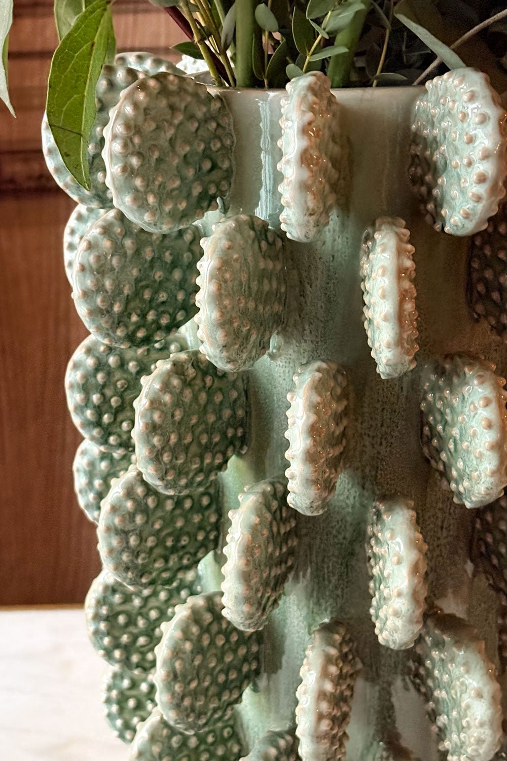 Detalle Jarrón Alto Con Diseño De Cactus Verde Cristina Oria 