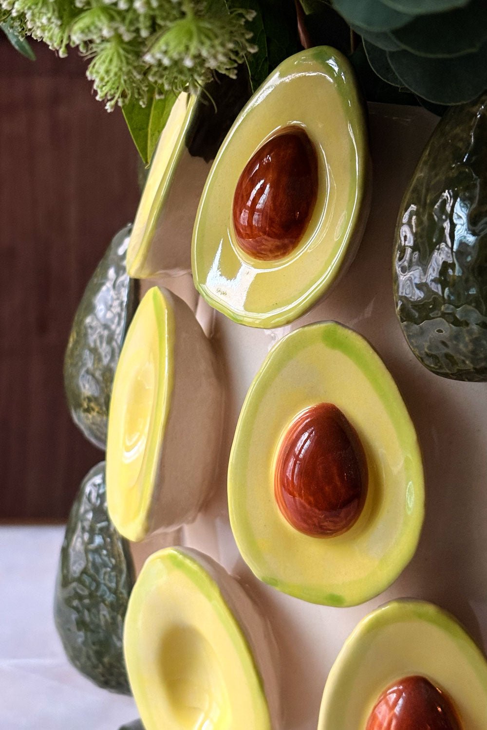 Detalle Textura Jarrón Con Diseño De Aguacates En Relieve Cristina Oria 