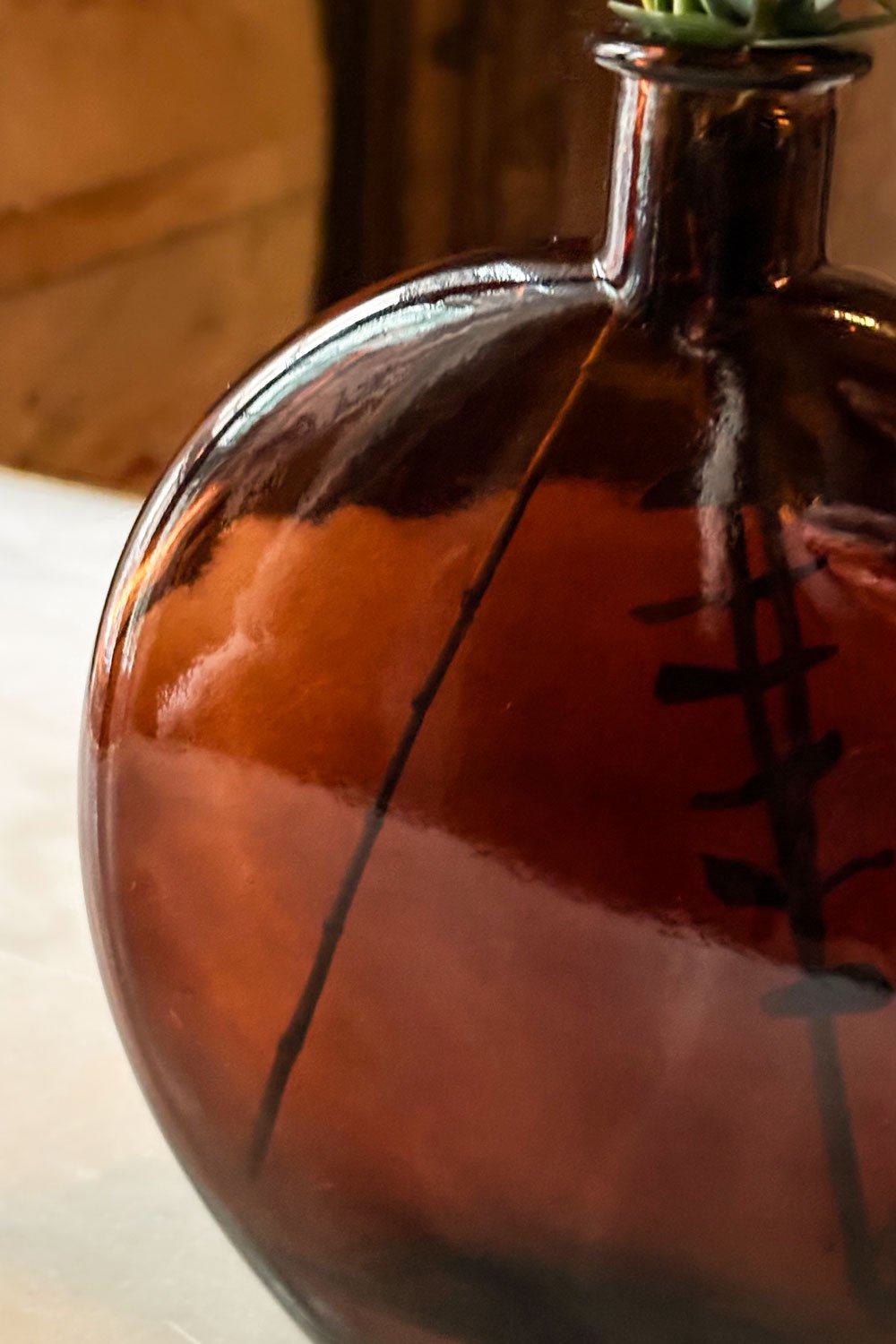 Detalle Jarrón De Cristal En Tono Marrón Ámbar Cristina Oria 