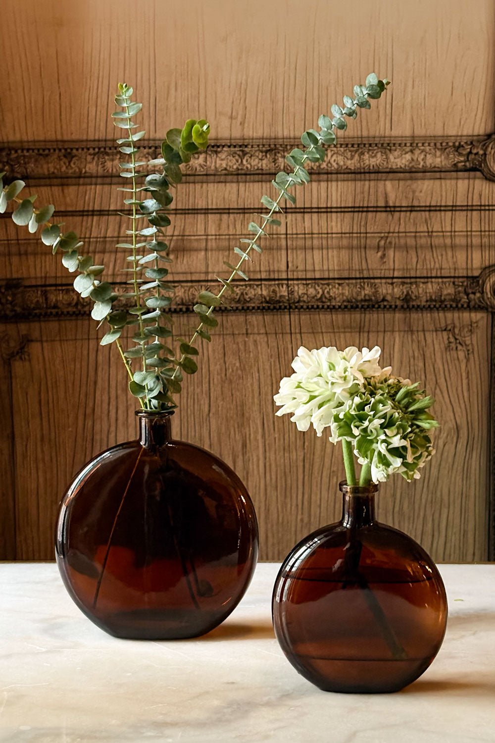 Detalle Composición Jarrón De Cristal En Tono Marrón Ámbar Cristina Oria 