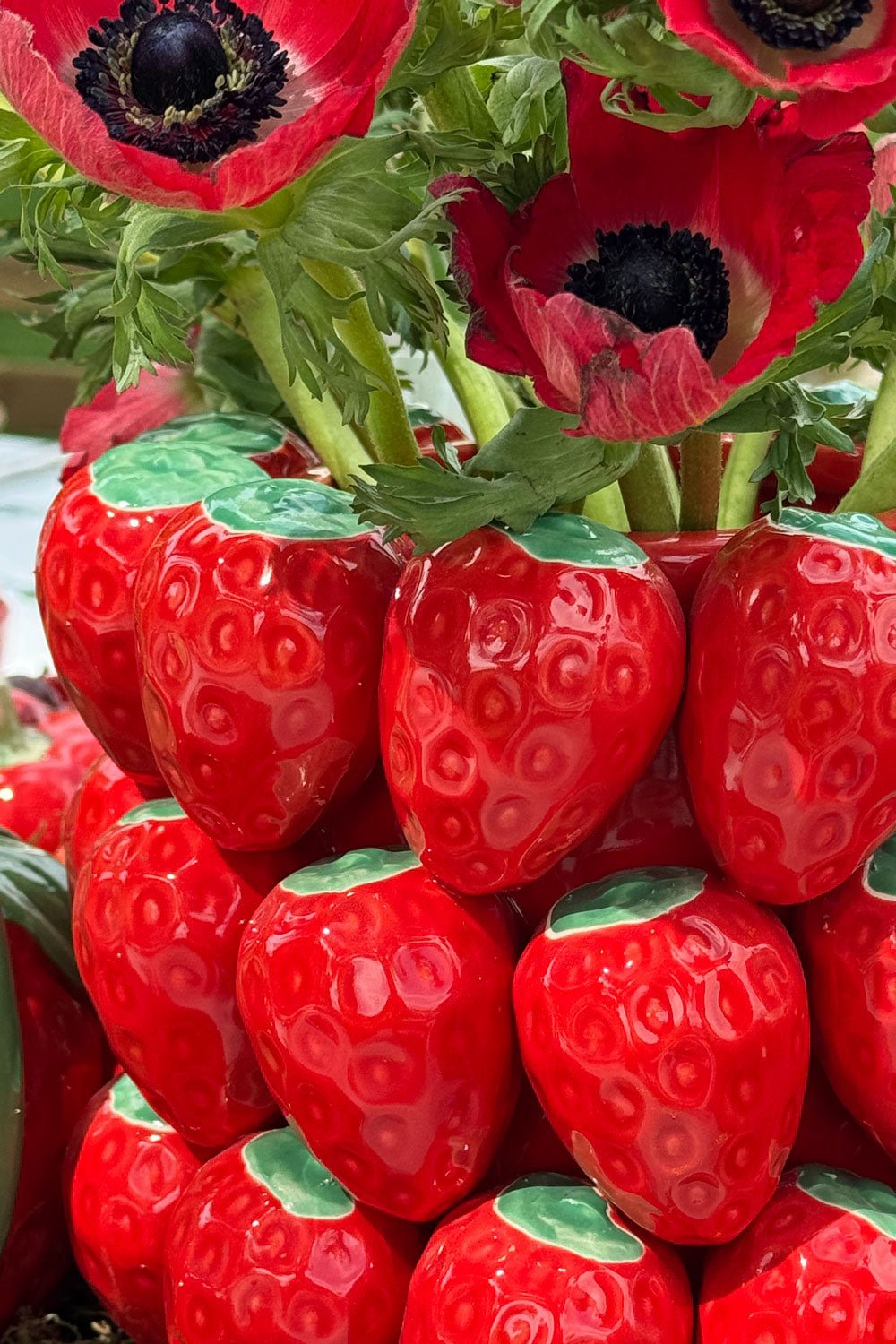 Detalle Jarrón Diseño Fresas En Relieve Cristina Oria 
