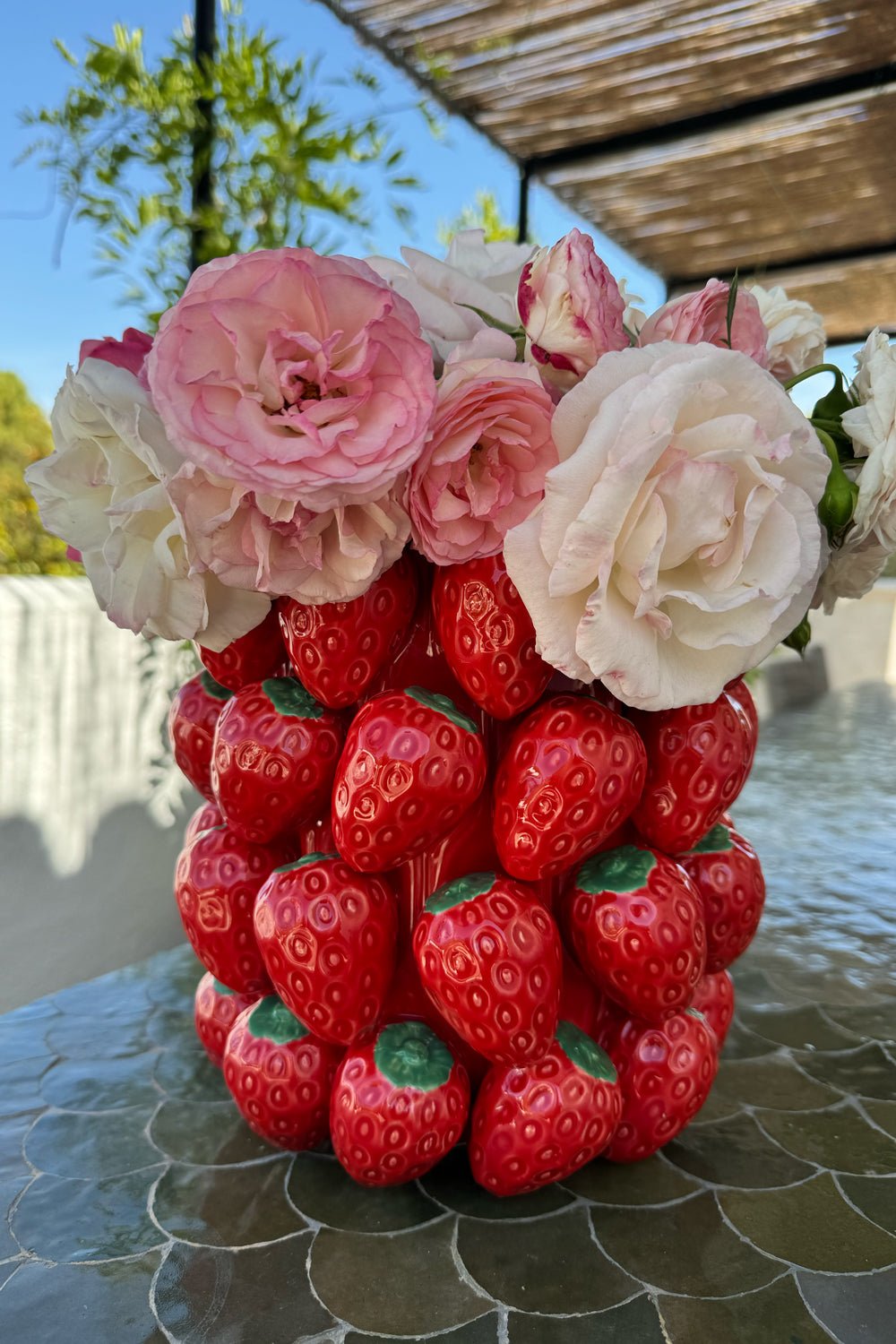 Jarrón Con Diseño De Fresas En Relieve De Porcelana Cristina Oria