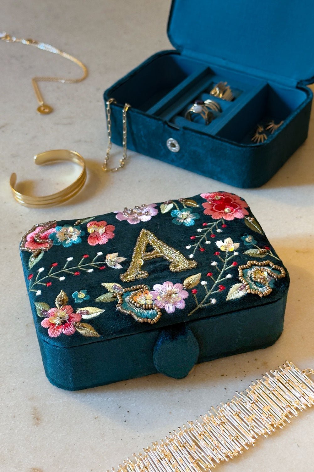 Schmuckkästchen aus Samt mit Initialen und bestickten Blumen