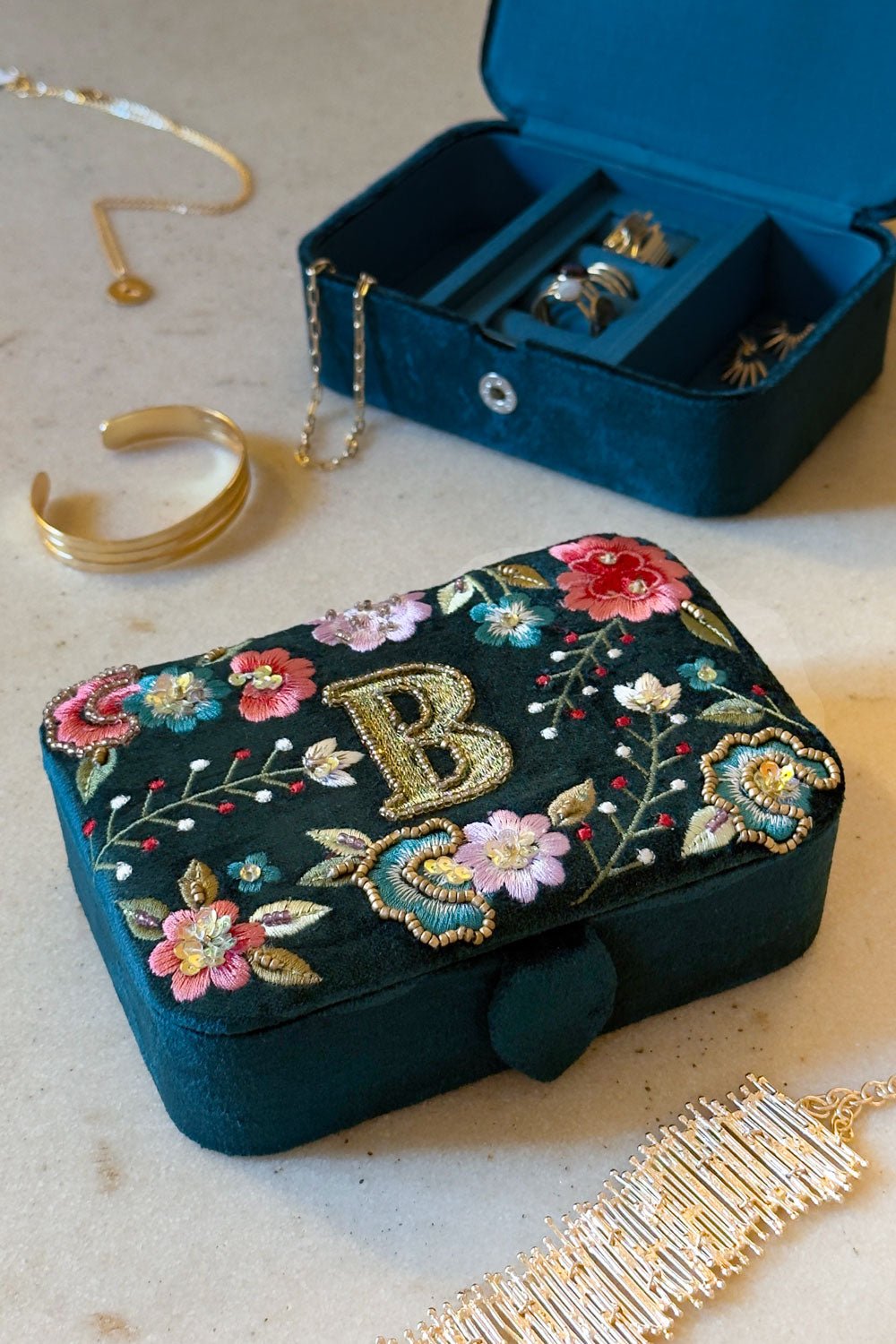 Schmuckkästchen aus Samt mit Initialen und bestickten Blumen