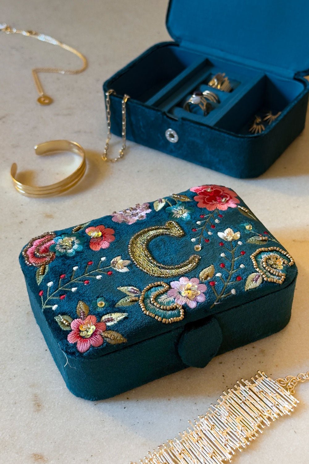 Schmuckkästchen aus Samt mit Initialen und bestickten Blumen
