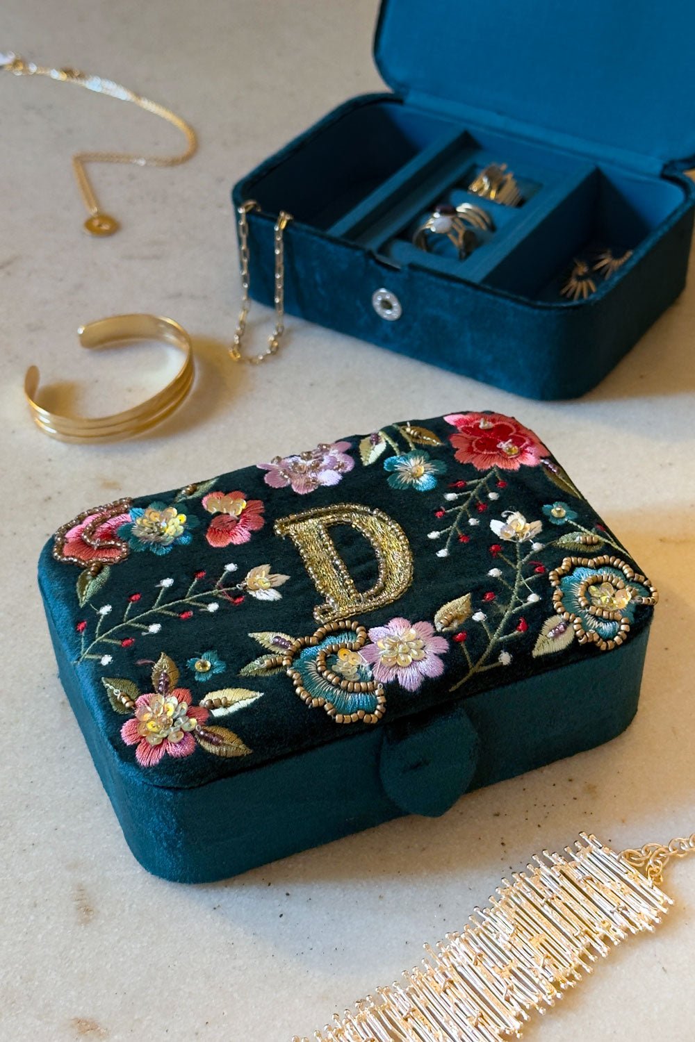 Schmuckkästchen aus Samt mit Initialen und bestickten Blumen