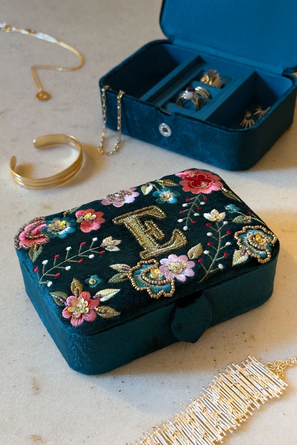 Schmuckkästchen aus Samt mit Initialen und bestickten Blumen