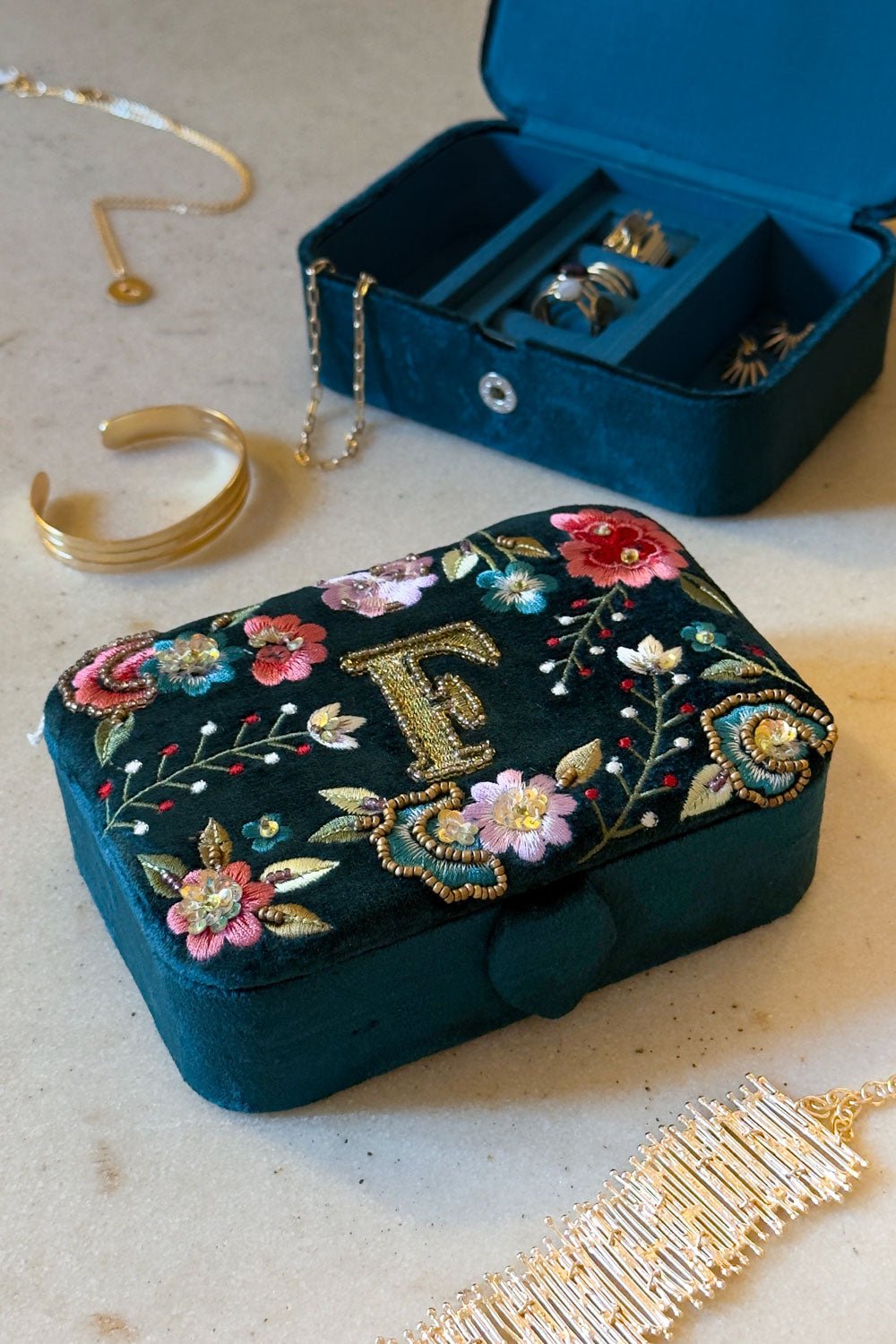 Schmuckkästchen aus Samt mit Initialen und bestickten Blumen