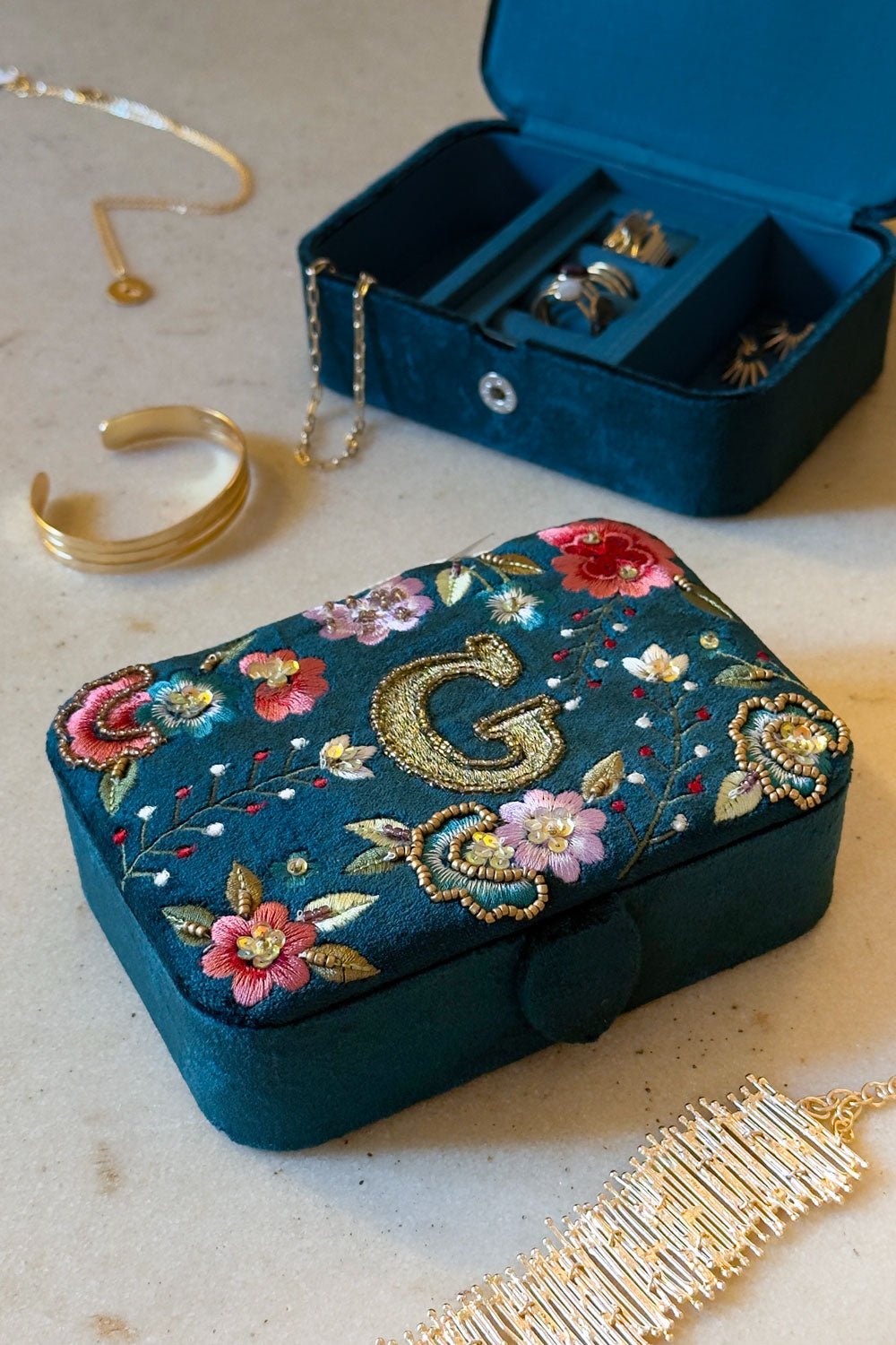 Schmuckkästchen aus Samt mit Initialen und bestickten Blumen