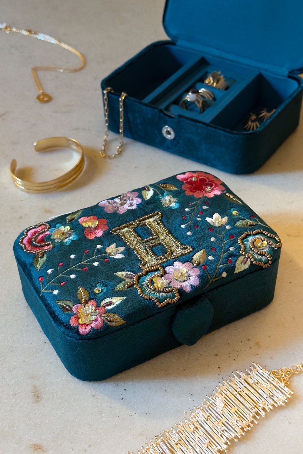Schmuckkästchen aus Samt mit Initialen und bestickten Blumen