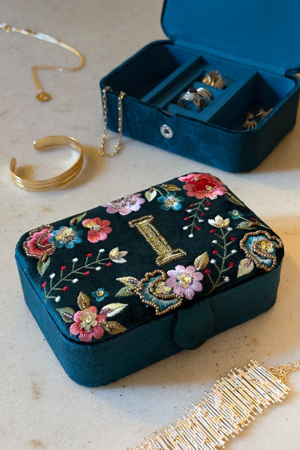 Schmuckkästchen aus Samt mit Initialen und bestickten Blumen