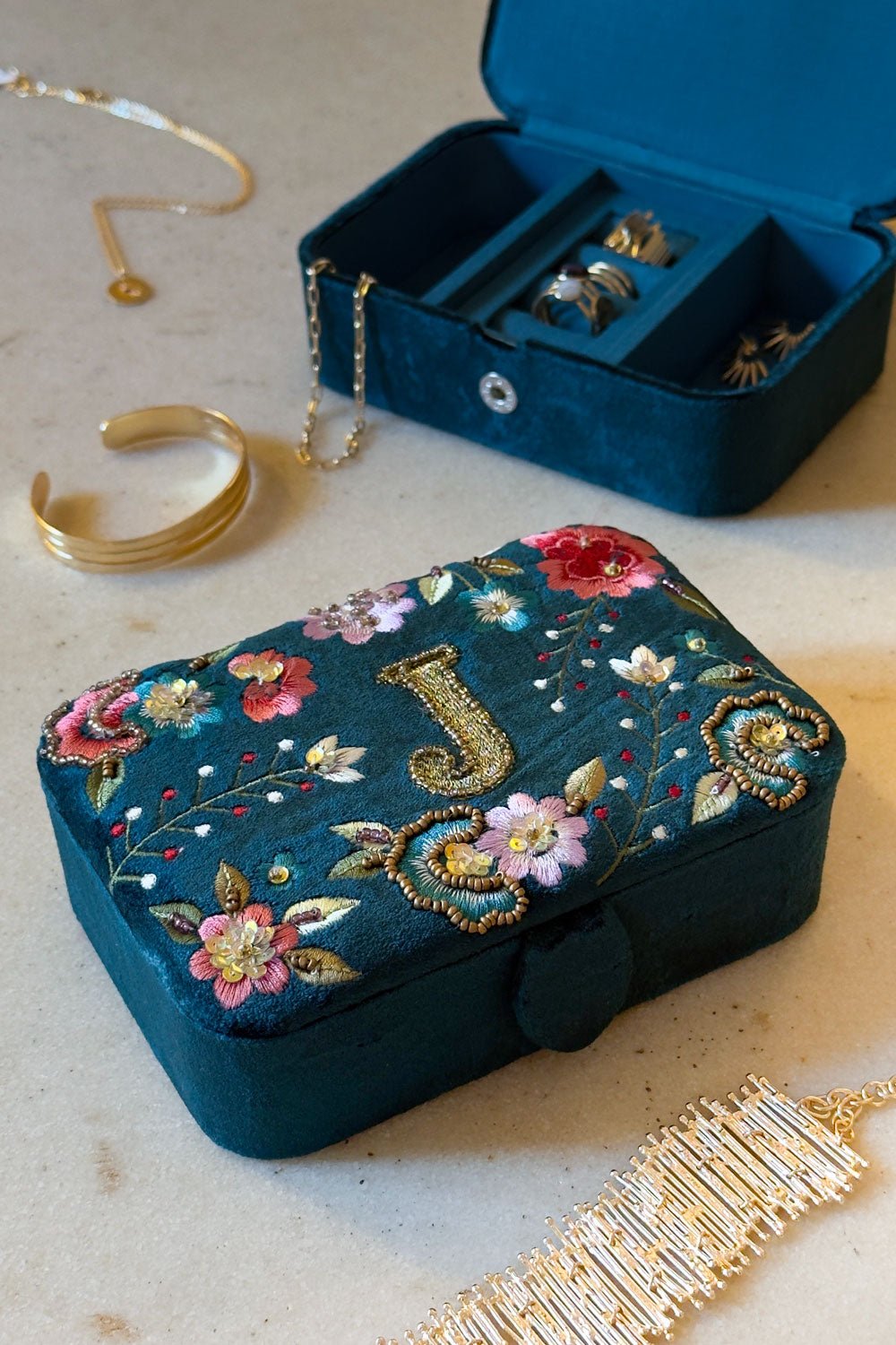 Schmuckkästchen aus Samt mit Initialen und bestickten Blumen