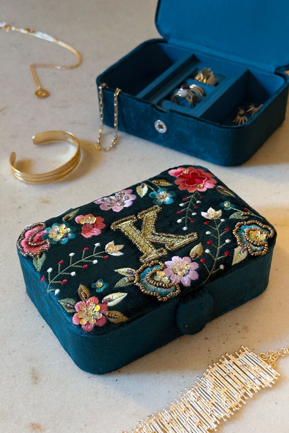 Schmuckkästchen aus Samt mit Initialen und bestickten Blumen