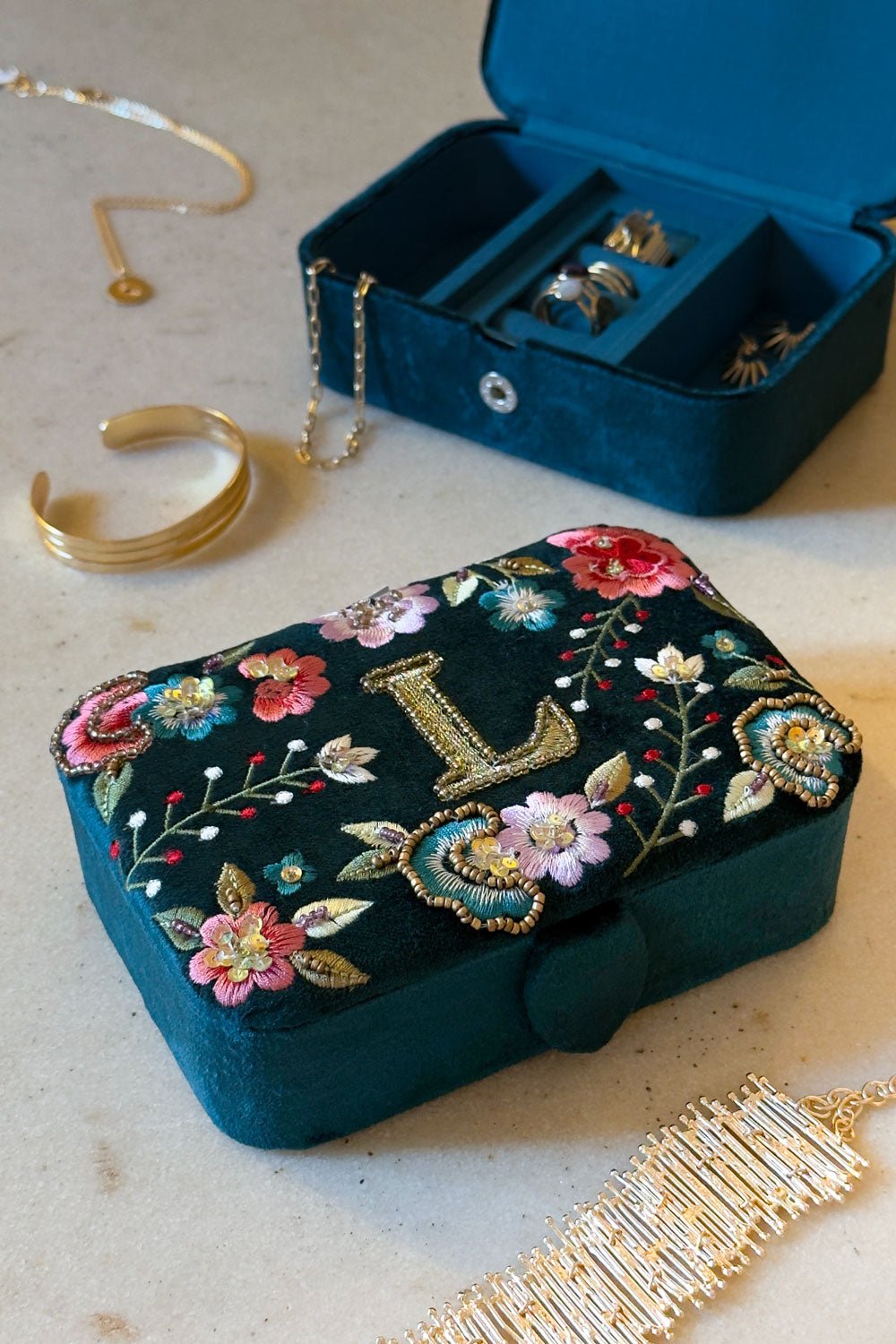 Schmuckkästchen aus Samt mit Initialen und bestickten Blumen