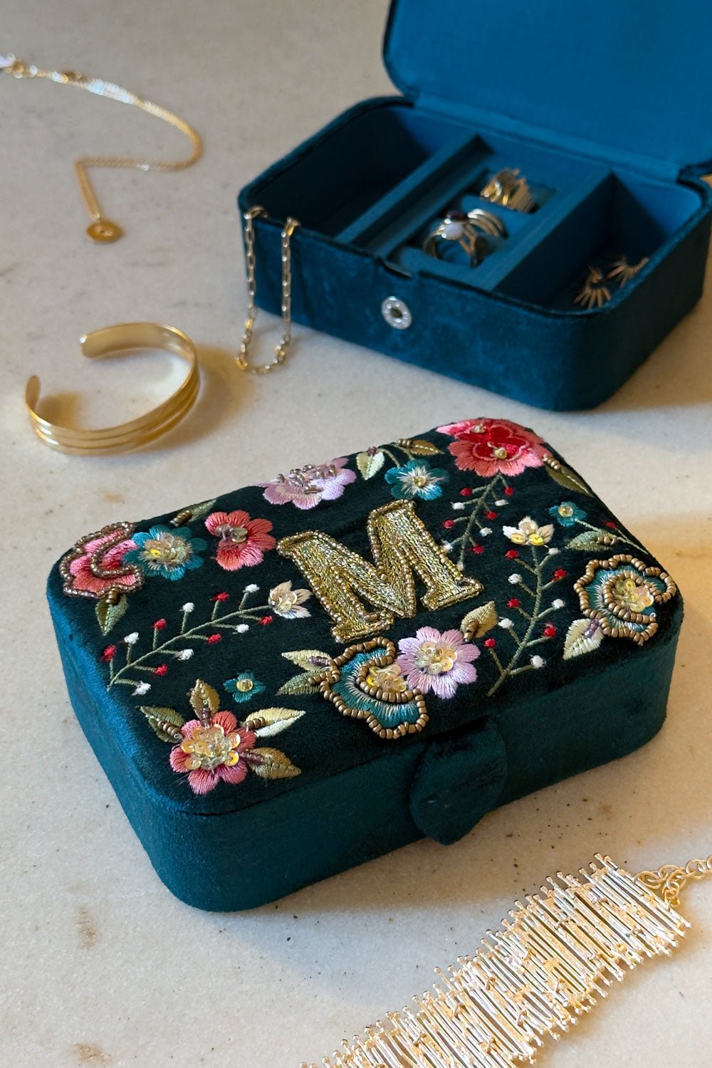 Schmuckkästchen aus Samt mit Initialen und bestickten Blumen