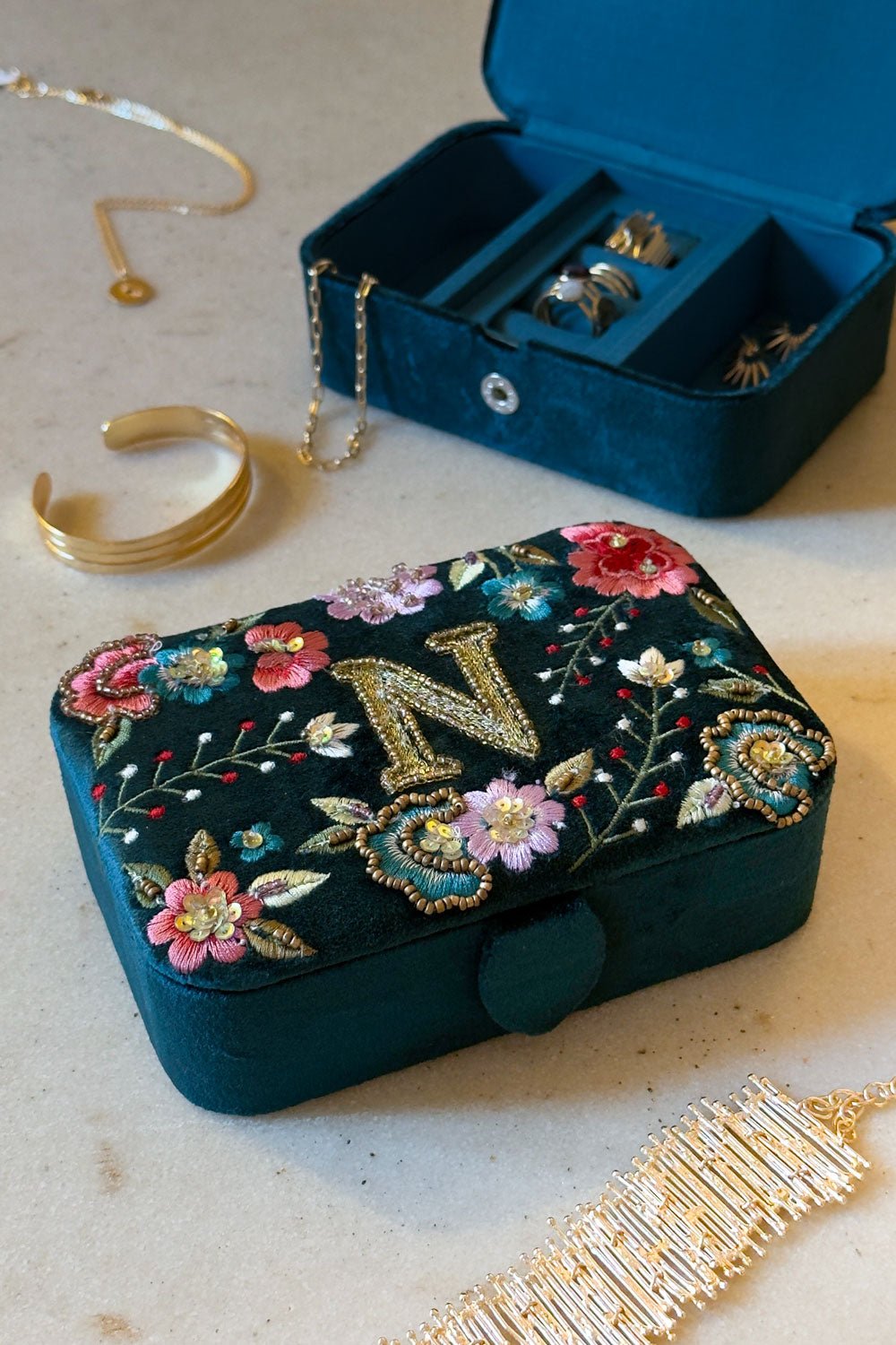 Schmuckkästchen aus Samt mit Initialen und bestickten Blumen