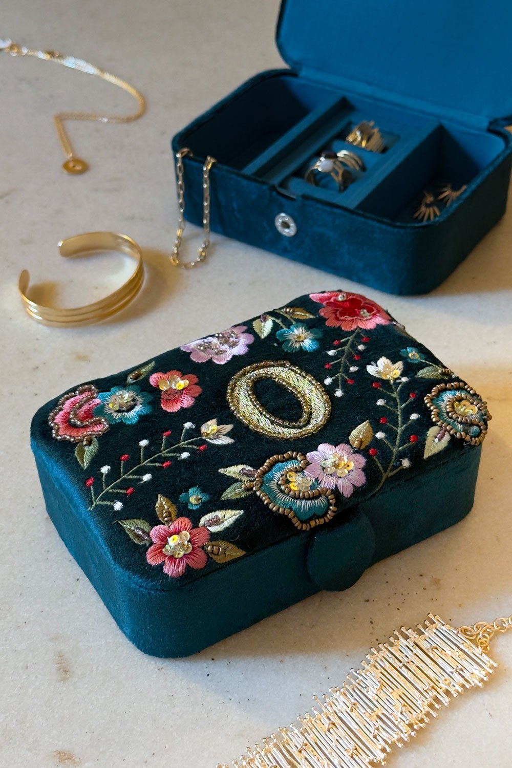 Schmuckkästchen aus Samt mit Initialen und bestickten Blumen