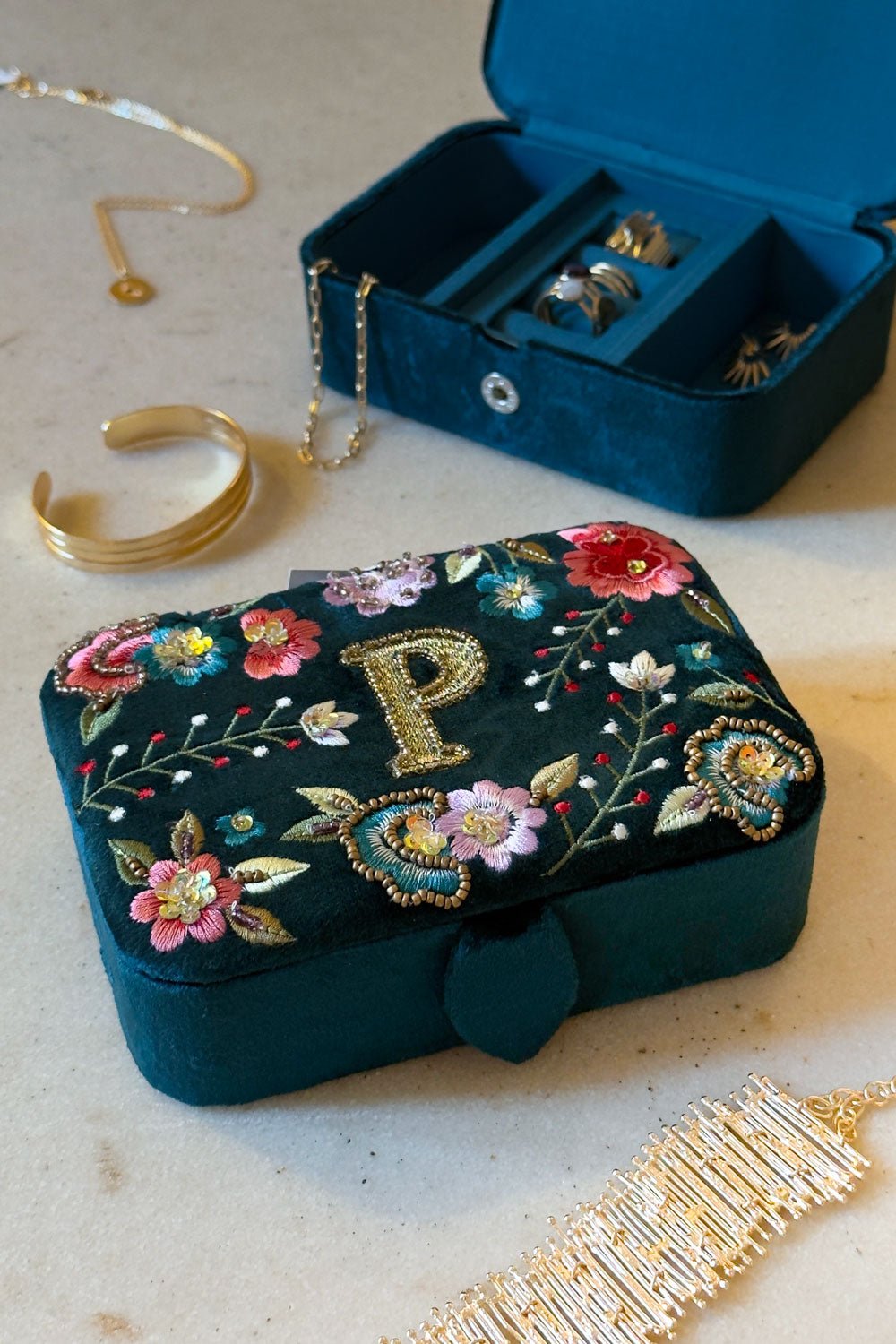 Schmuckkästchen aus Samt mit Initialen und bestickten Blumen
