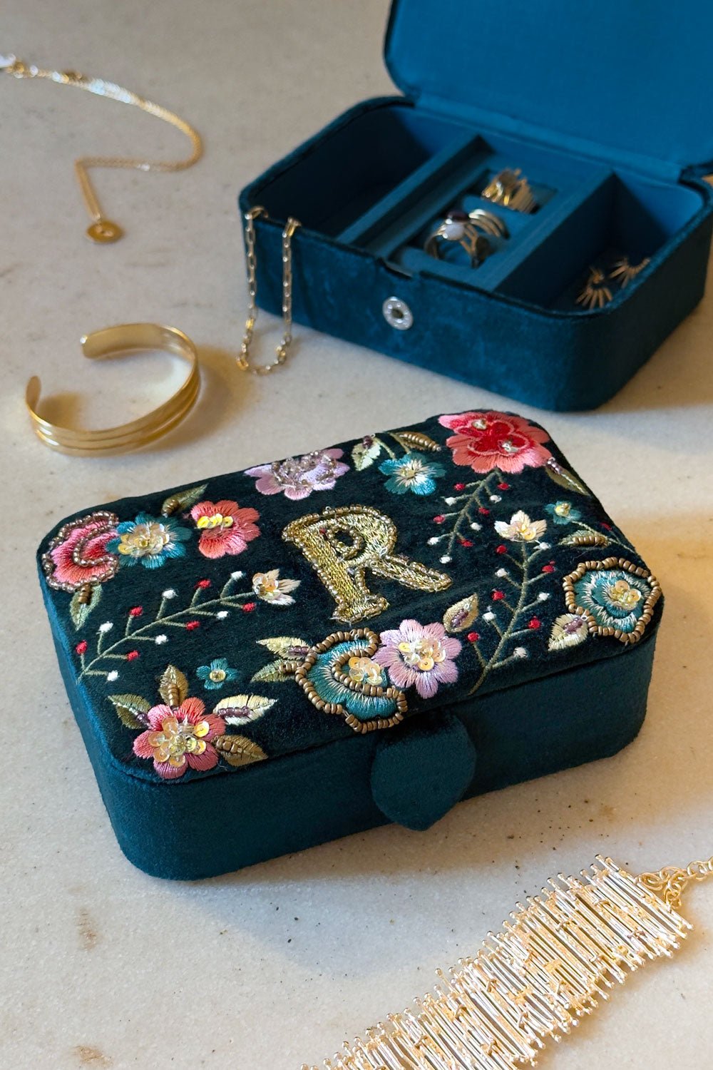 Schmuckkästchen aus Samt mit Initialen und bestickten Blumen