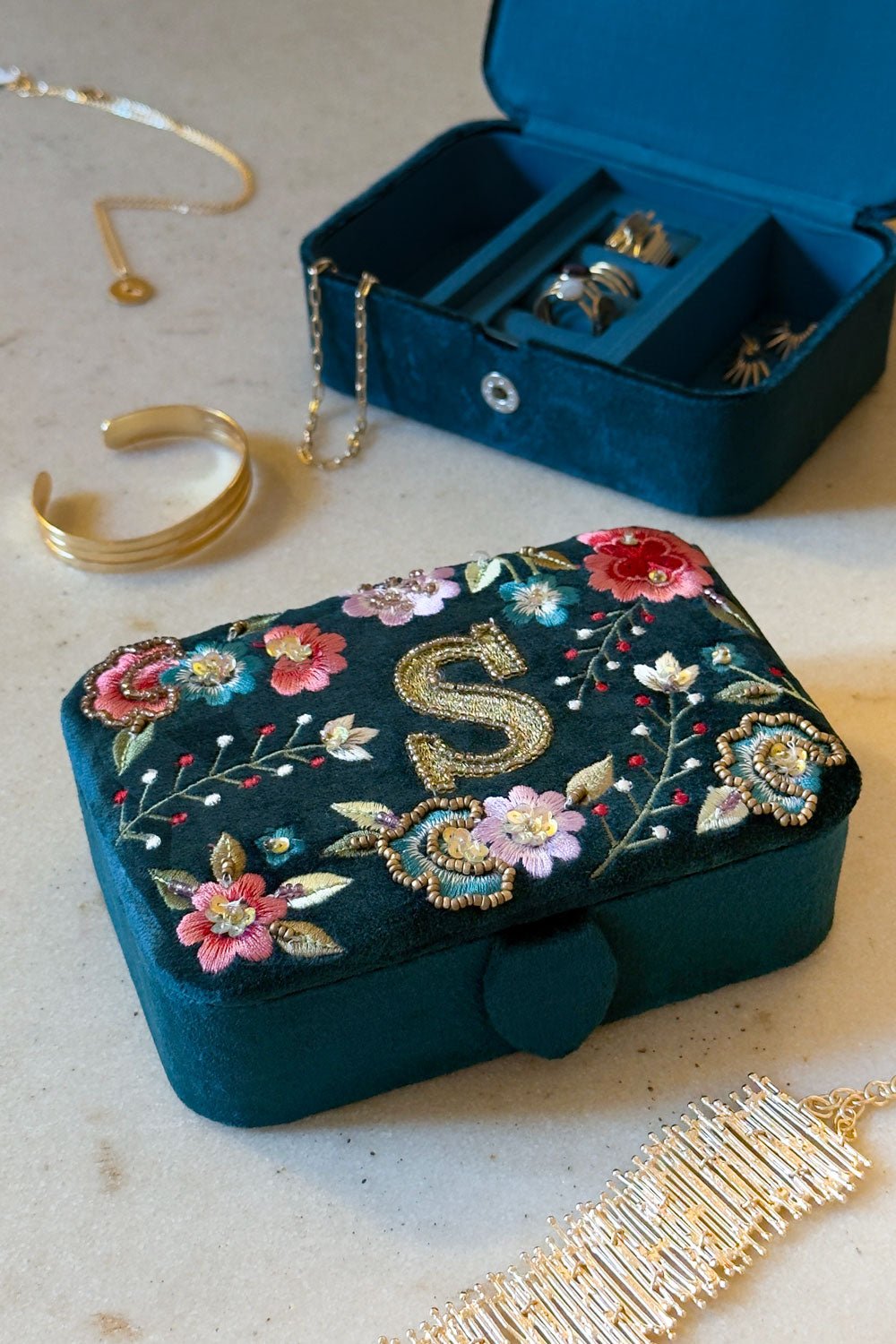 Schmuckkästchen aus Samt mit Initialen und bestickten Blumen