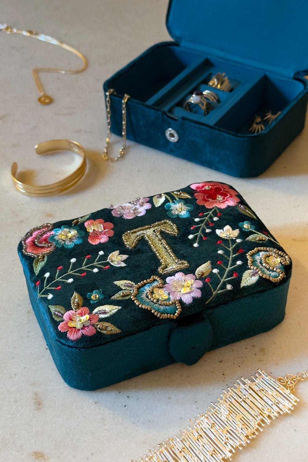 Schmuckkästchen aus Samt mit Initialen und bestickten Blumen