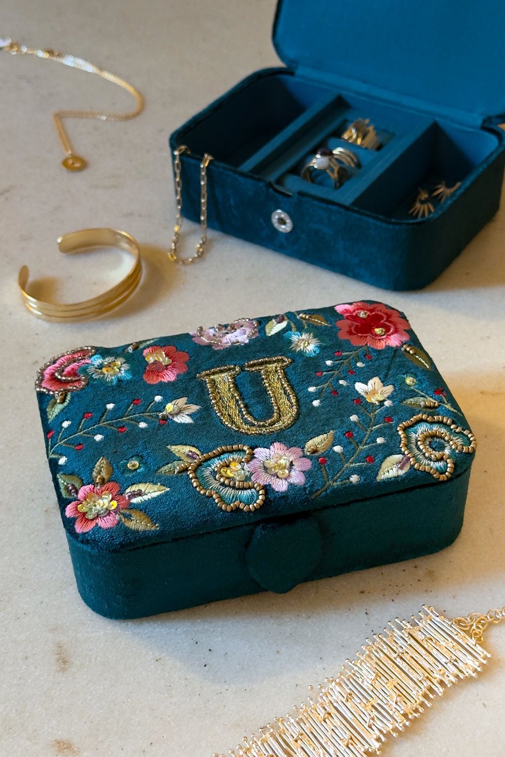 Schmuckkästchen aus Samt mit Initialen und bestickten Blumen