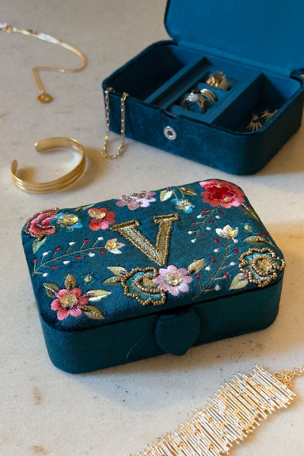 Schmuckkästchen aus Samt mit Initialen und bestickten Blumen