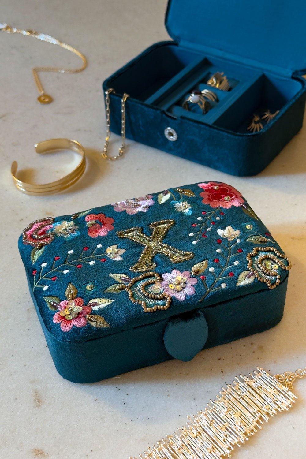 Schmuckkästchen aus Samt mit Initialen und bestickten Blumen
