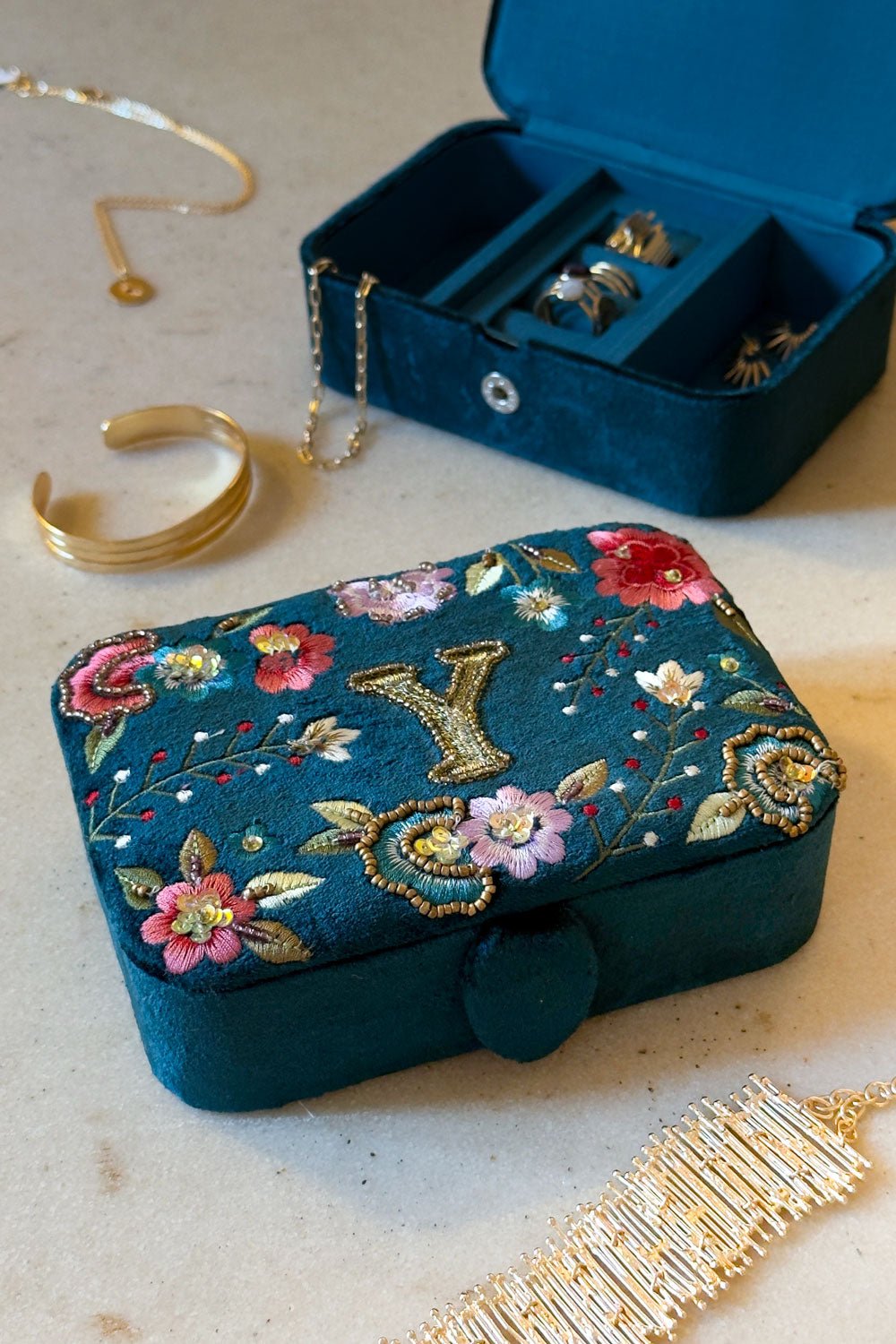 Schmuckkästchen aus Samt mit Initialen und bestickten Blumen