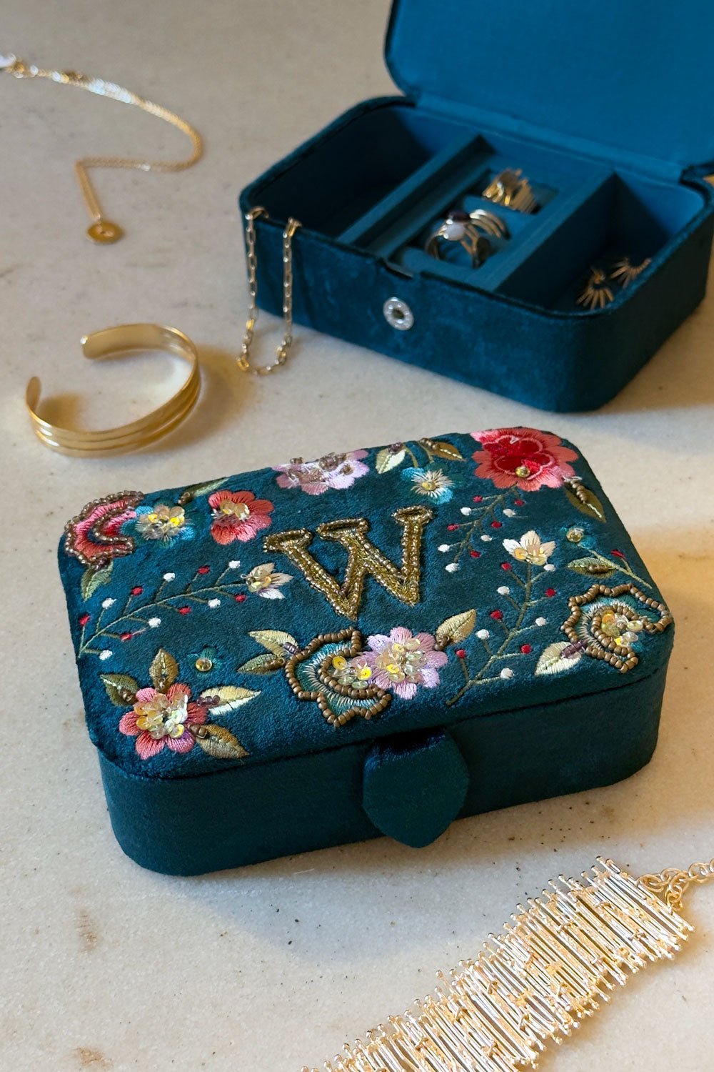 Schmuckkästchen aus Samt mit Initialen und bestickten Blumen