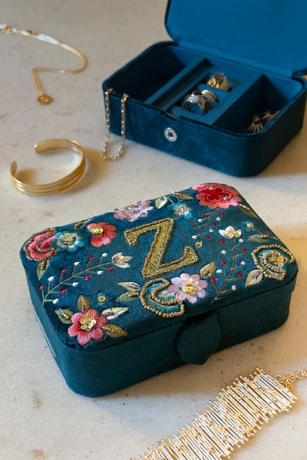 Schmuckkästchen aus Samt mit Initialen und bestickten Blumen