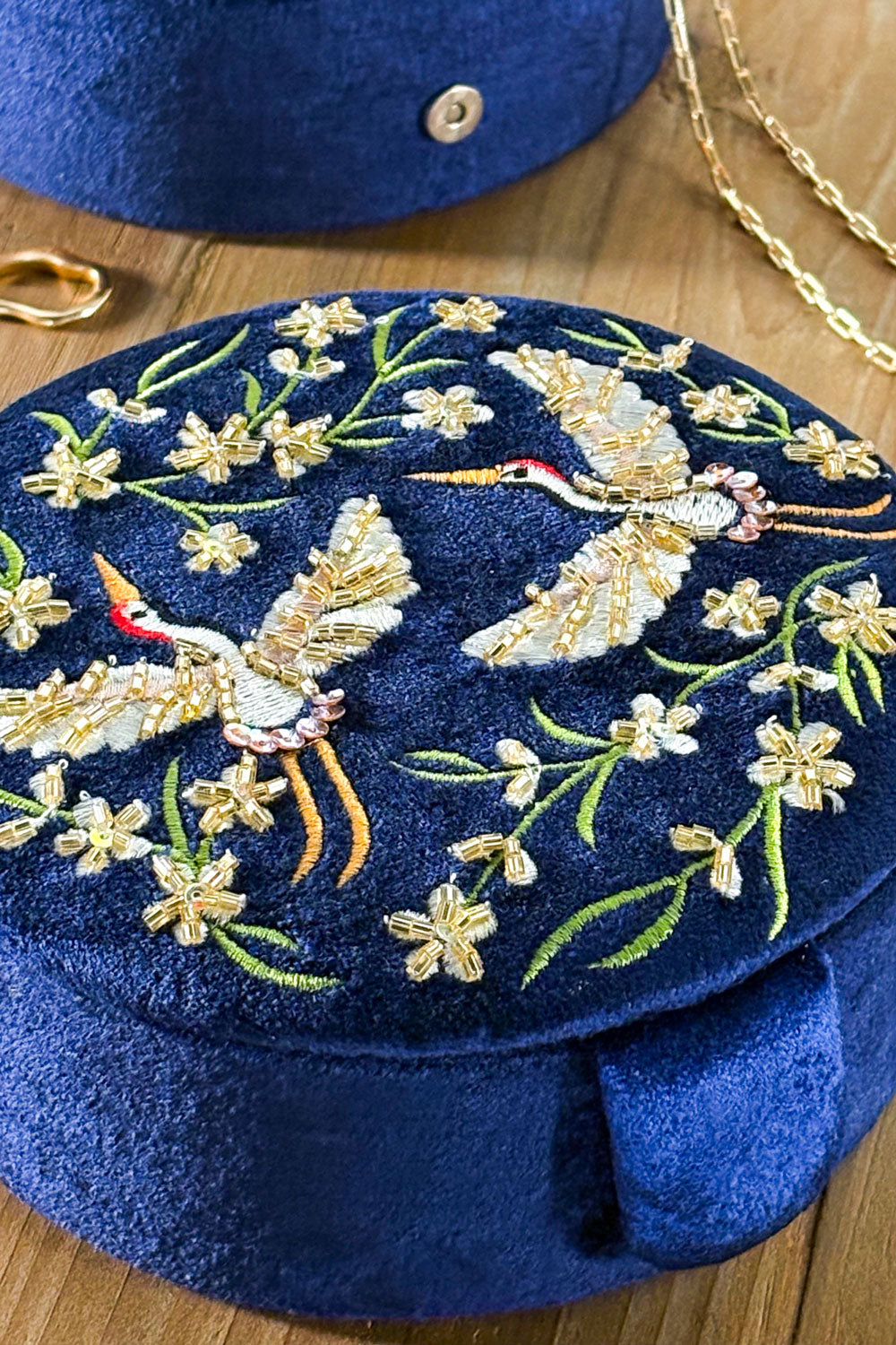 Tapa Joyero Redondo De Terciopelo Azul Con Grullas Y Flores Bordadas Cristina Oria