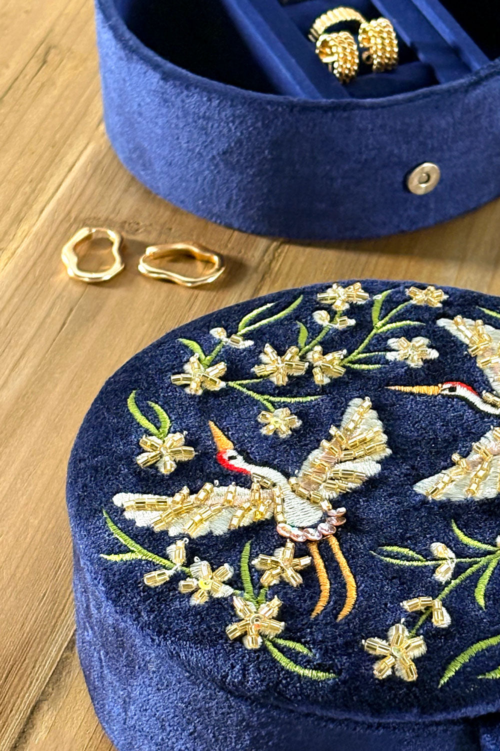 Detalles Tapa Joyero Redondo De Terciopelo Azul Con Grullas Y Flores Bordadas Cristina Oria