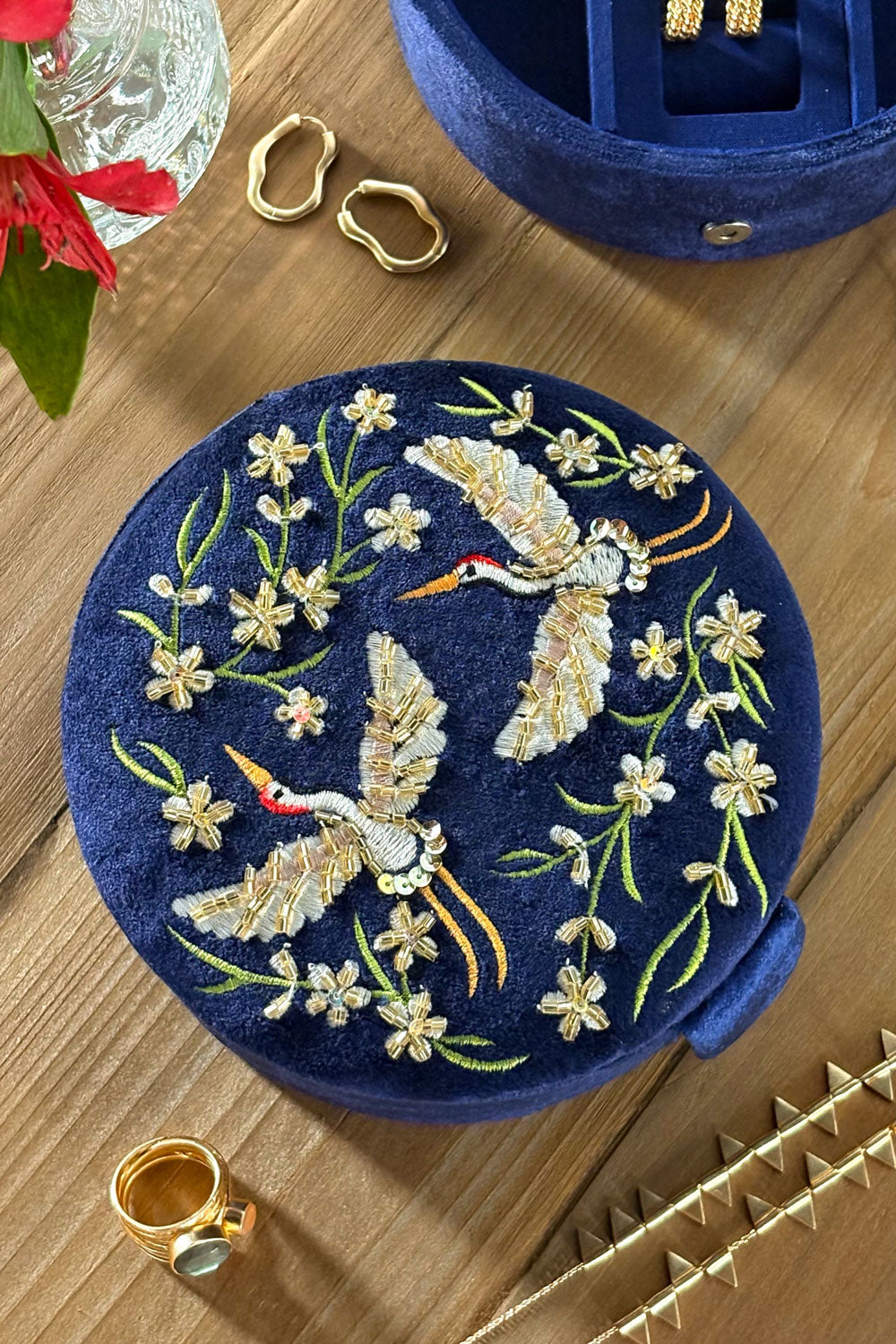 Detalles Joyero Redondo De Terciopelo Azul Con Grullas Y Flores Bordadas Cristina Oria