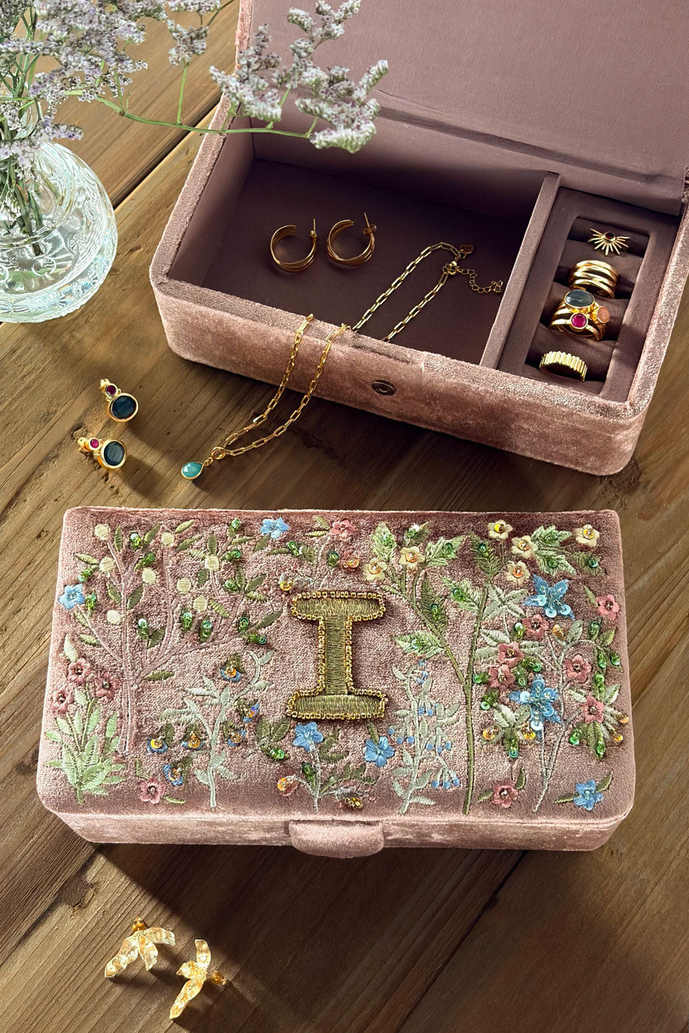 I Joyero De Terciopelo Rosa Empolvado Con Iniciales Y Flores Bordadas Cristina Oria