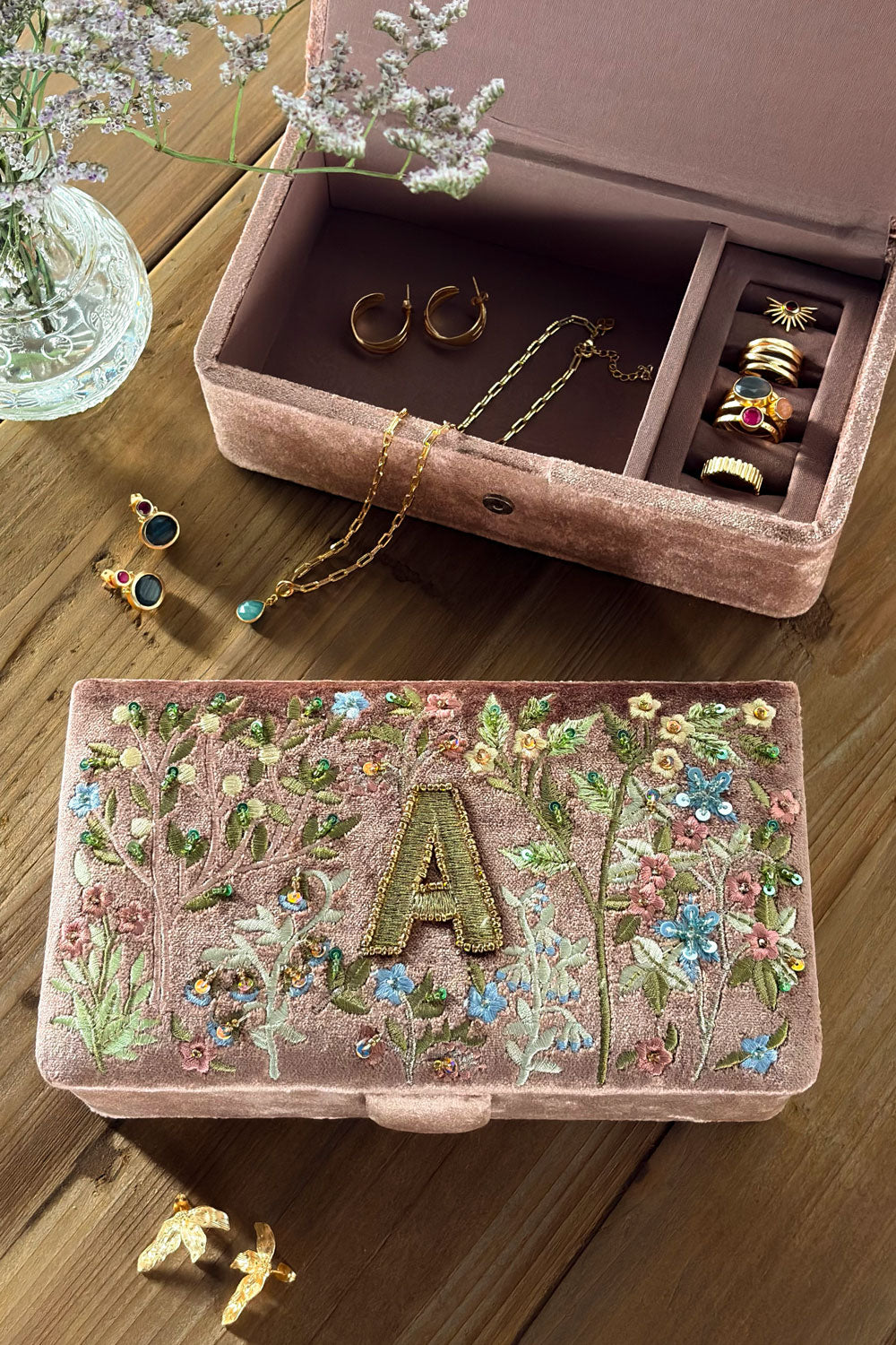 A Joyero De Terciopelo Rosa Empolvado Con Iniciales Y Flores Bordadas Cristina Oria