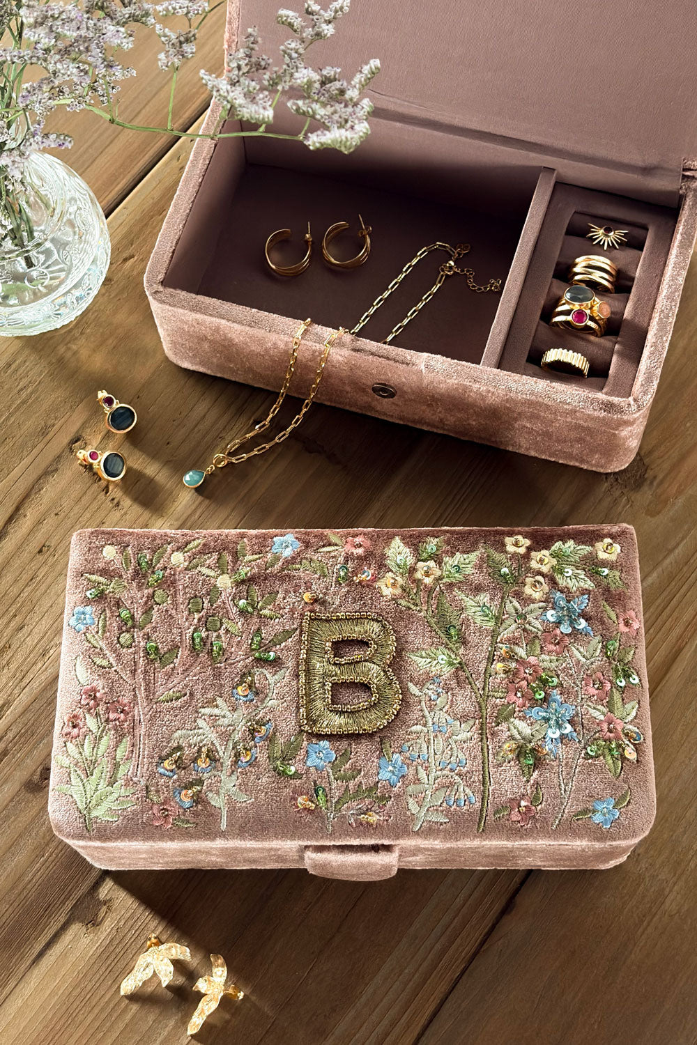 B Joyero De Terciopelo Rosa Empolvado Con Iniciales Y Flores Bordadas Cristina Oria