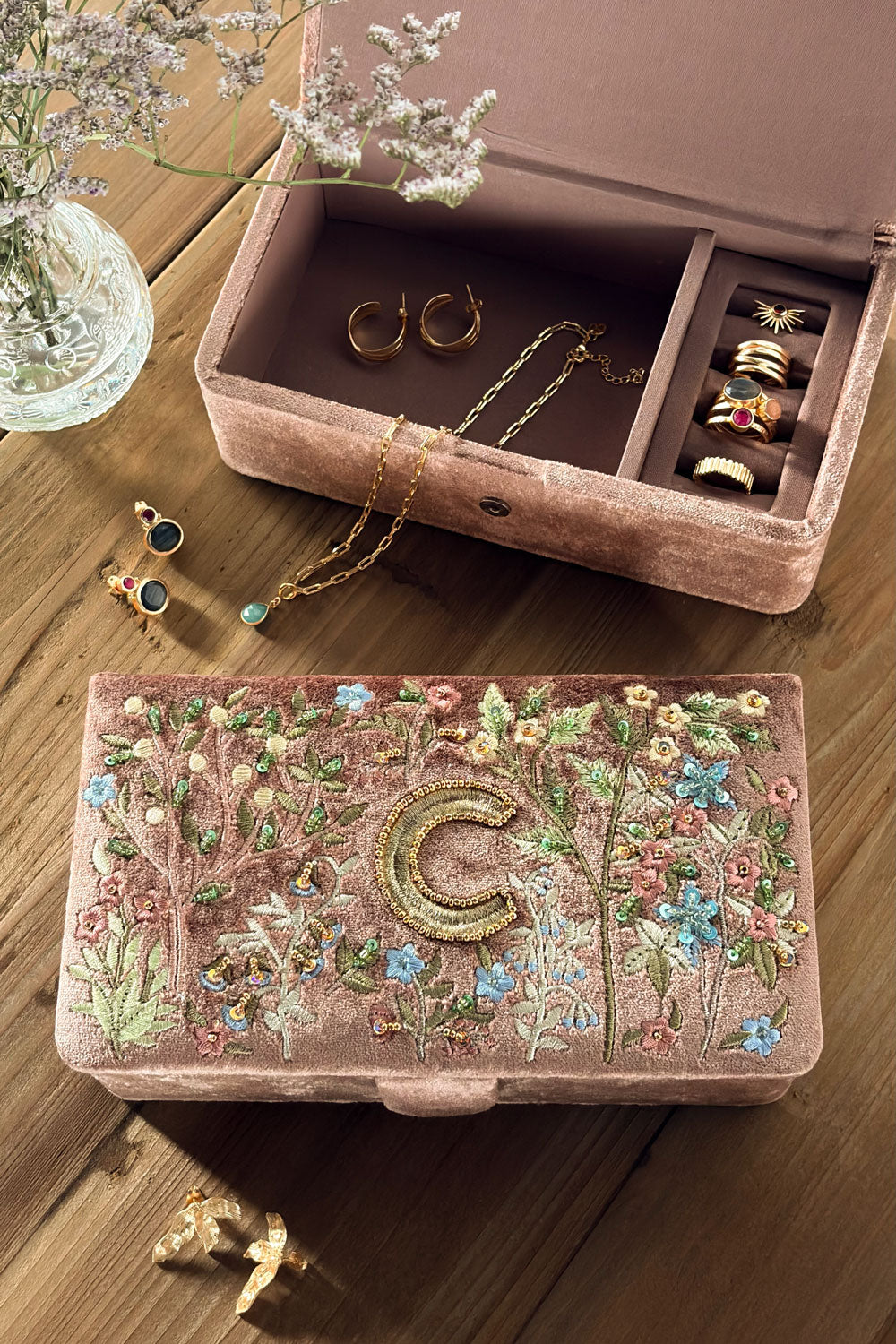 C Joyero De Terciopelo Rosa Empolvado Con Iniciales Y Flores Bordadas Cristina Oria