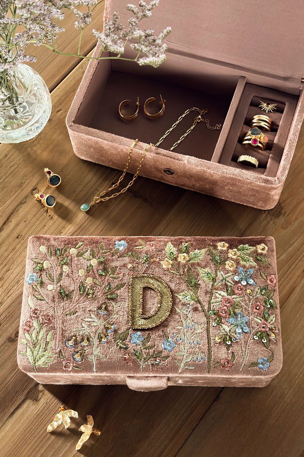 D Joyero De Terciopelo Rosa Empolvado Con Iniciales Y Flores Bordadas Cristina Oria