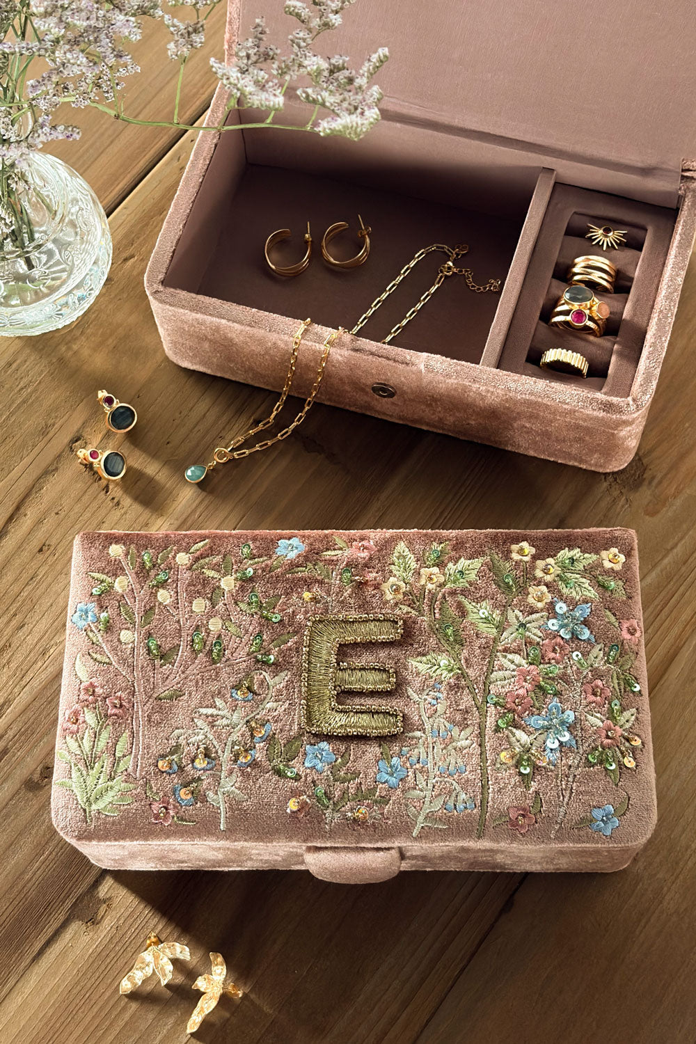 E Joyero De Terciopelo Rosa Empolvado Con Iniciales Y Flores Bordadas Cristina Oria