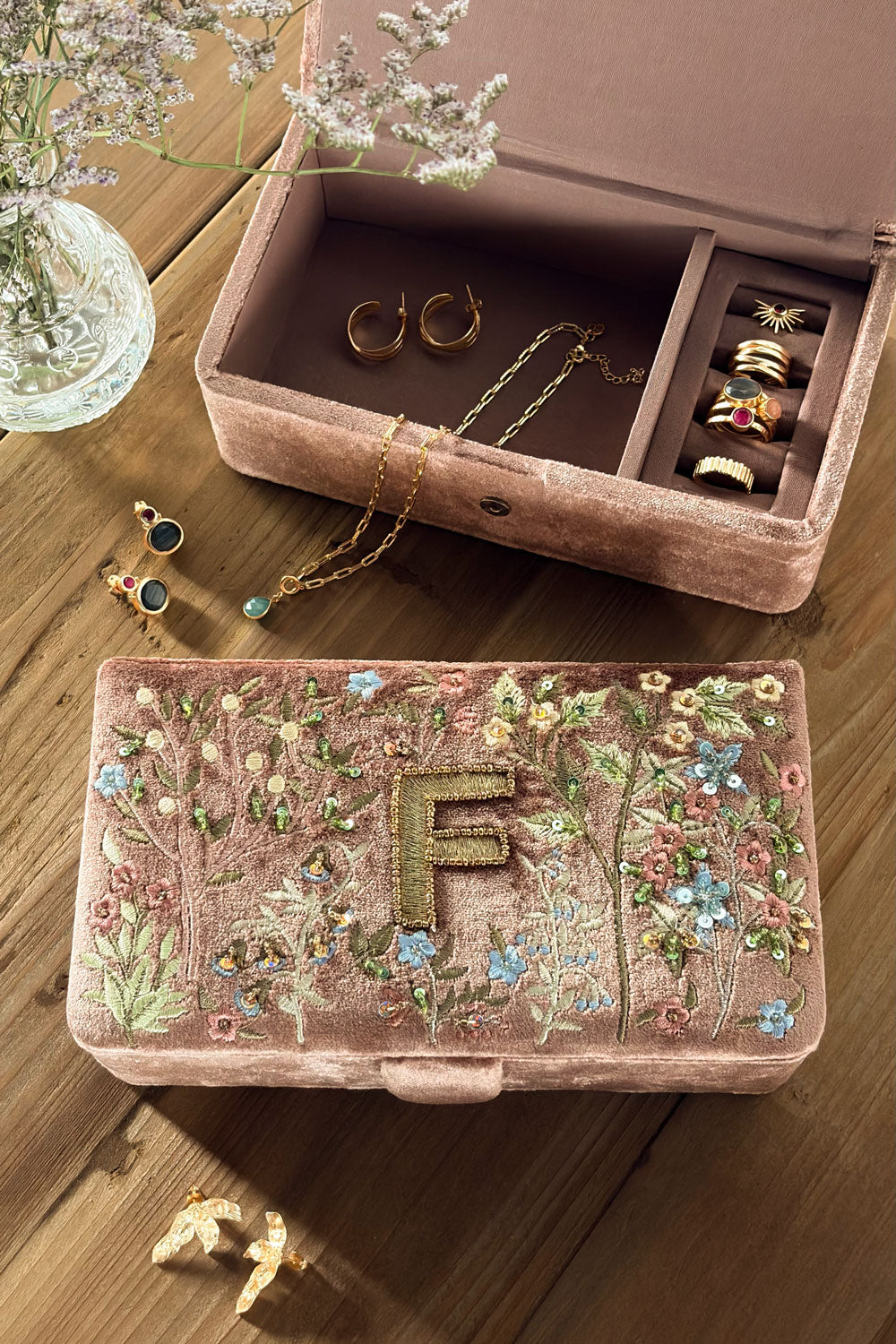 F Joyero De Terciopelo Rosa Empolvado Con Iniciales Y Flores Bordadas Cristina Oria