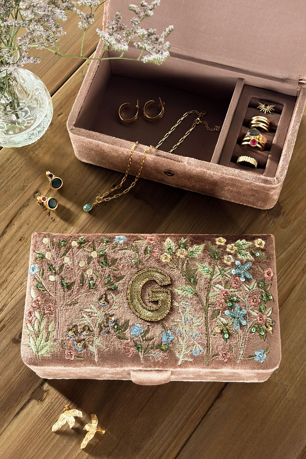 G Joyero De Terciopelo Rosa Empolvado Con Iniciales Y Flores Bordadas Cristina Oria