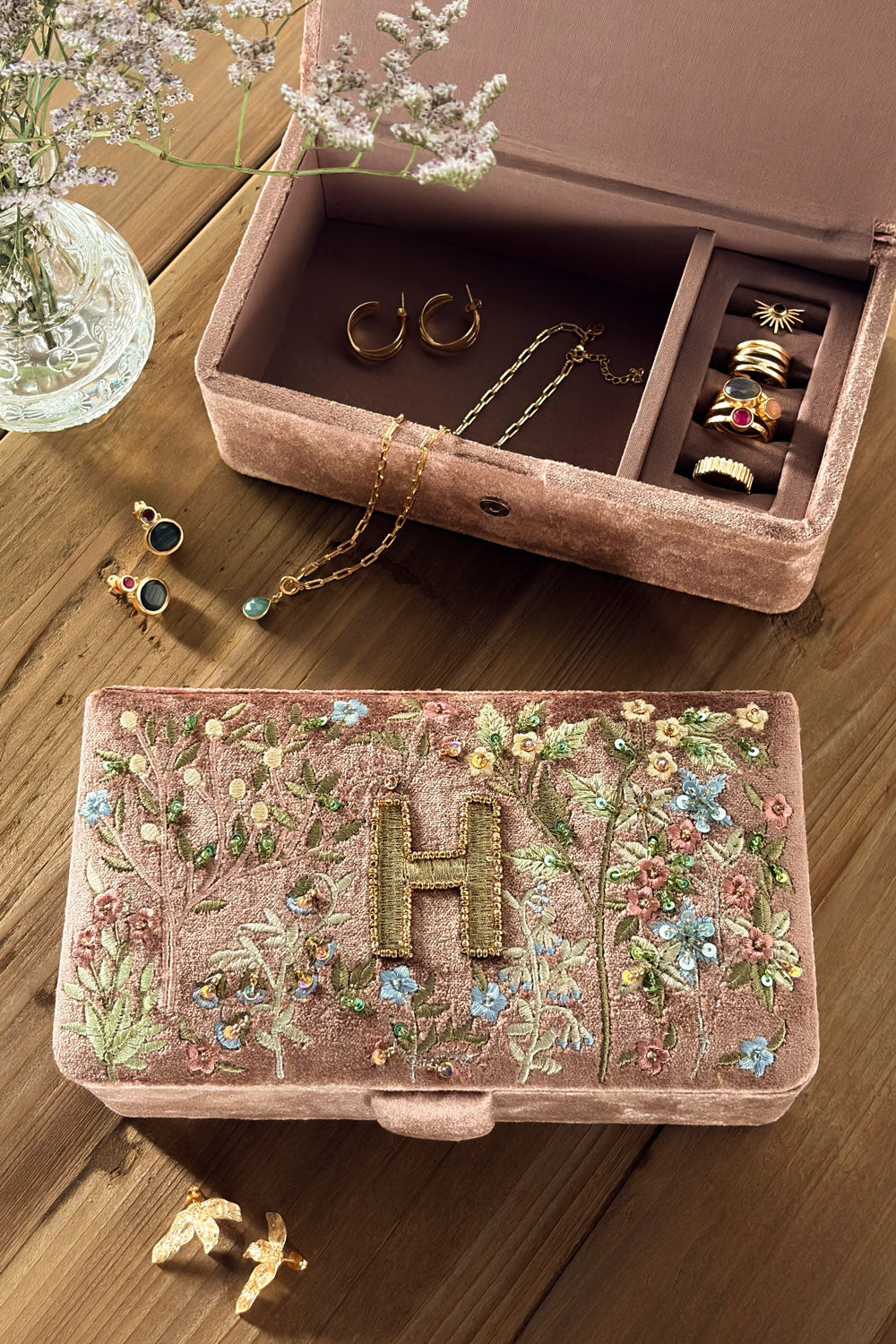 H Joyero De Terciopelo Rosa Empolvado Con Iniciales Y Flores Bordadas Cristina Oria