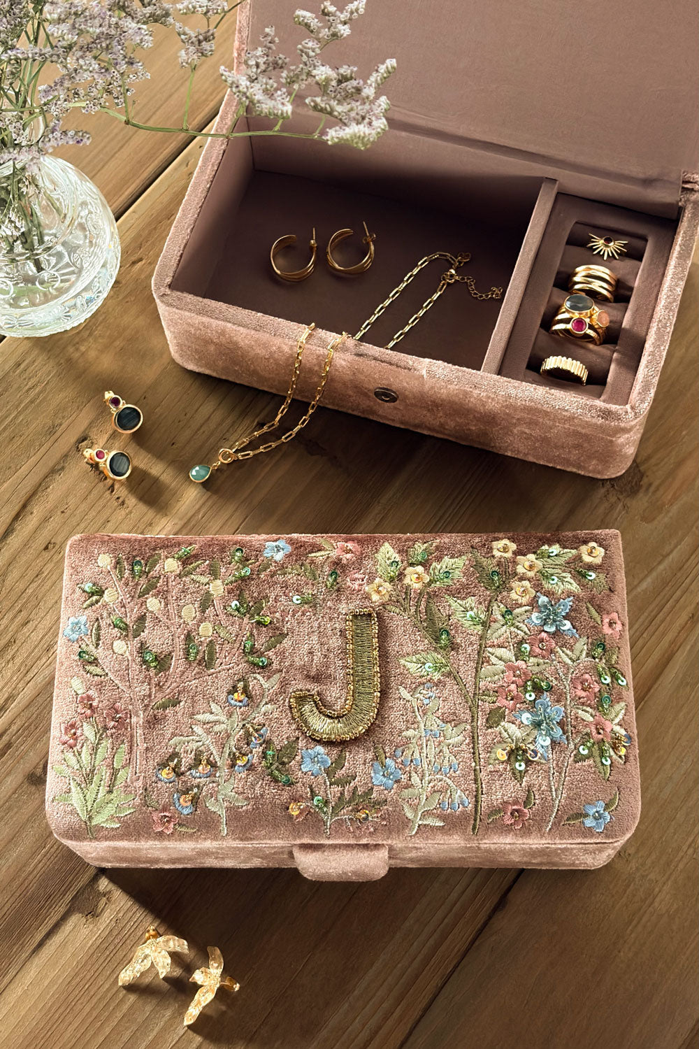 J Joyero De Terciopelo Rosa Empolvado Con Iniciales Y Flores Bordadas Cristina Oria