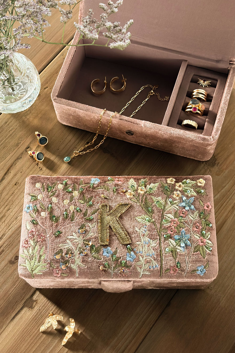 K Joyero De Terciopelo Rosa Empolvado Con Iniciales Y Flores Bordadas Cristina Oria