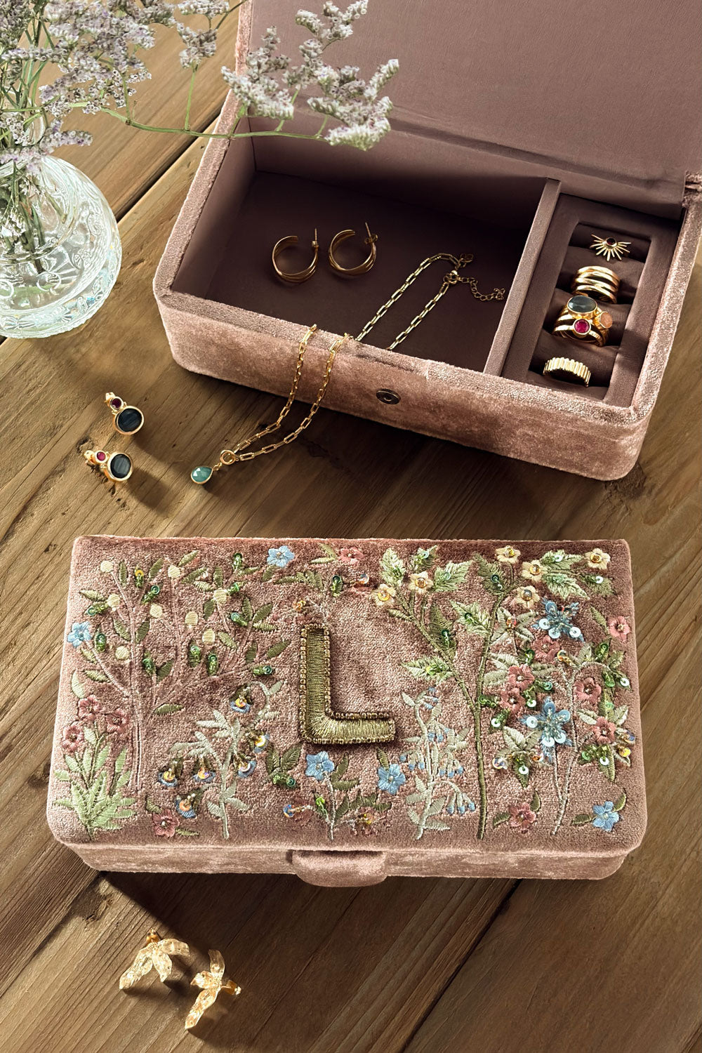 L Joyero De Terciopelo Rosa Empolvado Con Iniciales Y Flores Bordadas Cristina Oria