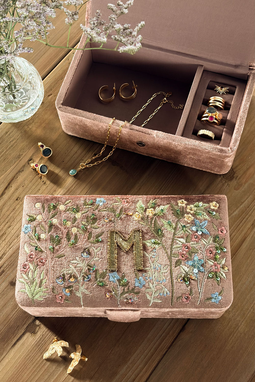 M Joyero De Terciopelo Rosa Empolvado Con Iniciales Y Flores Bordadas Cristina Oria