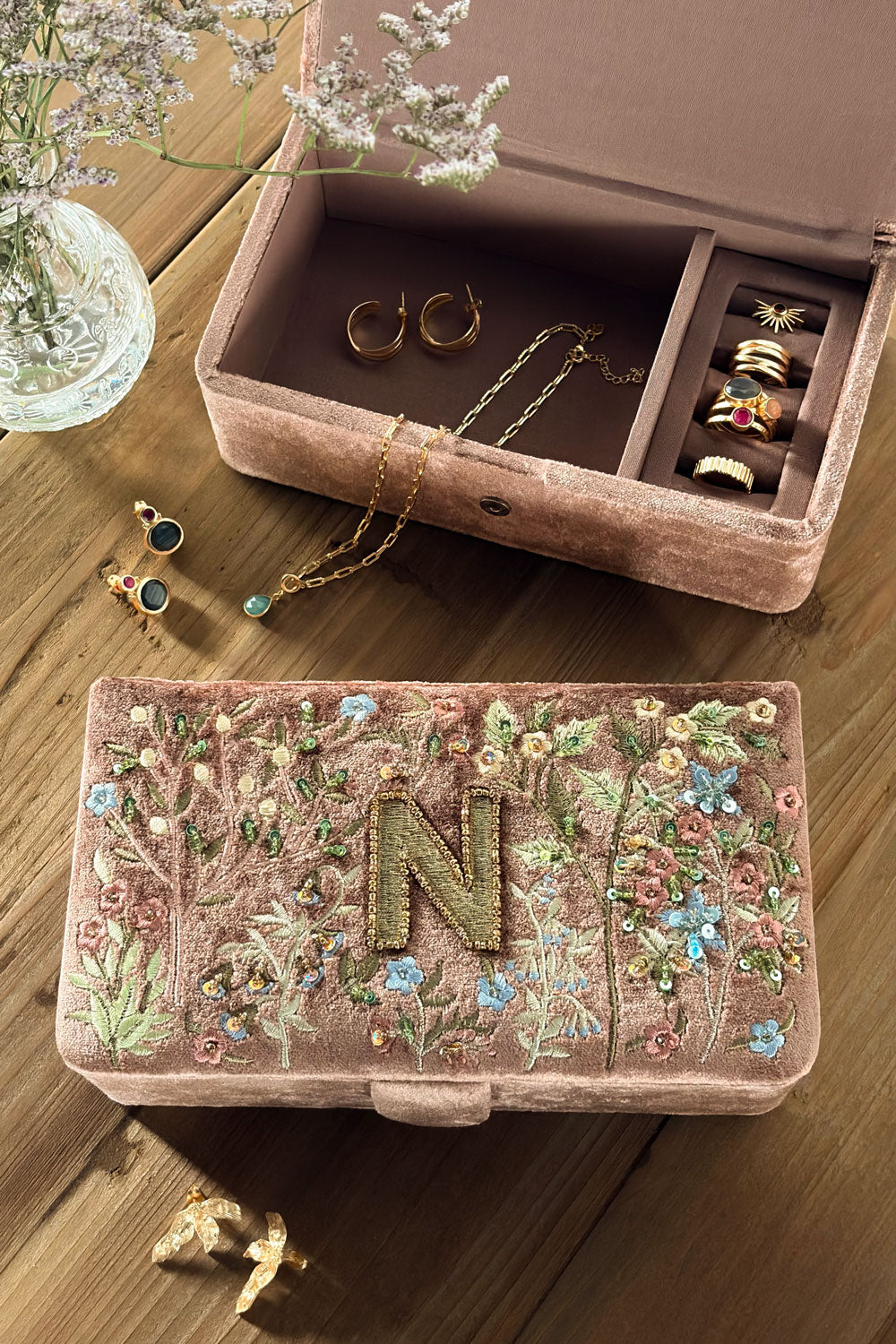 N Joyero De Terciopelo Rosa Empolvado Con Iniciales Y Flores Bordadas Cristina Oria